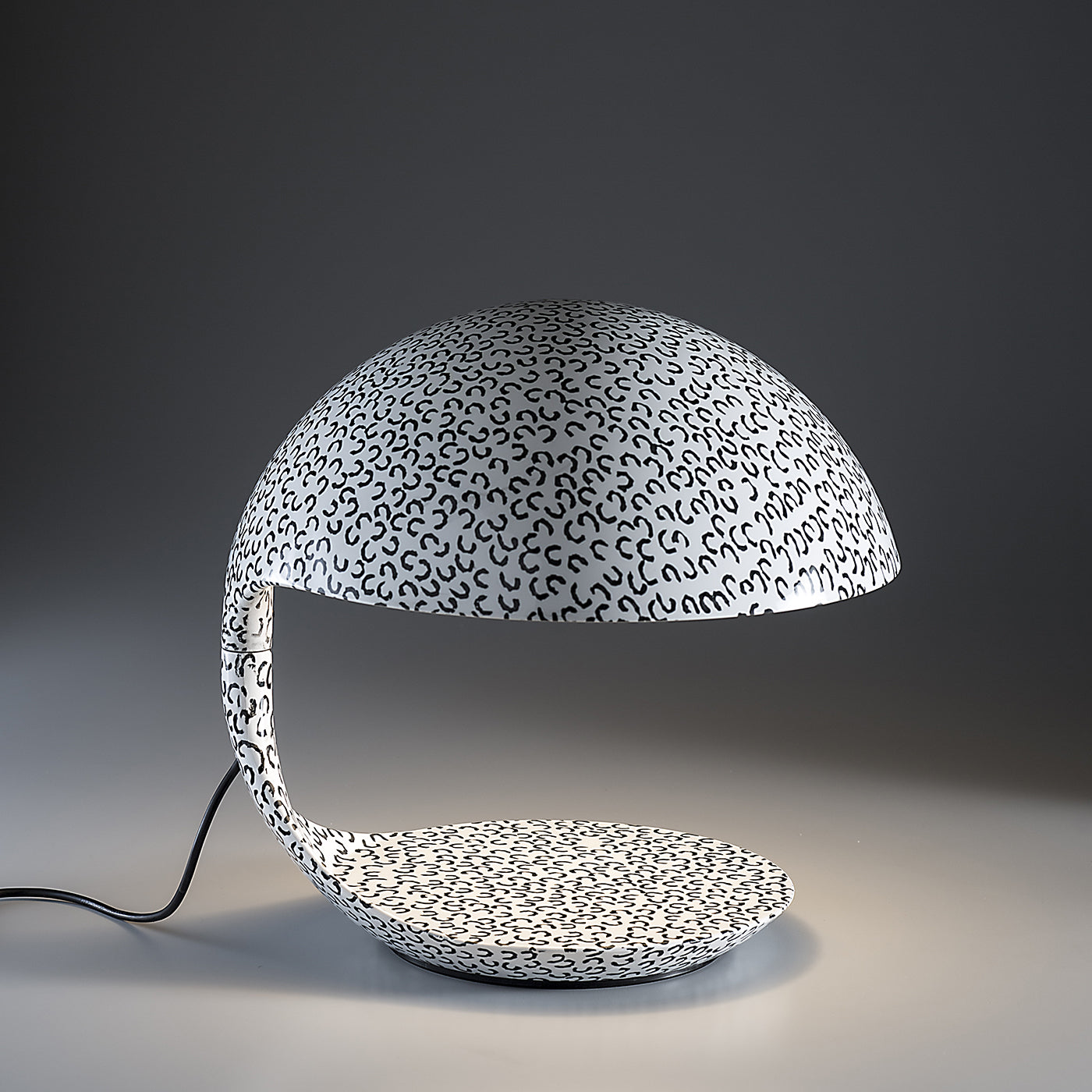 Cobra Texture Black-And-White Table Lamp by Paola Navone - Alternative view 3