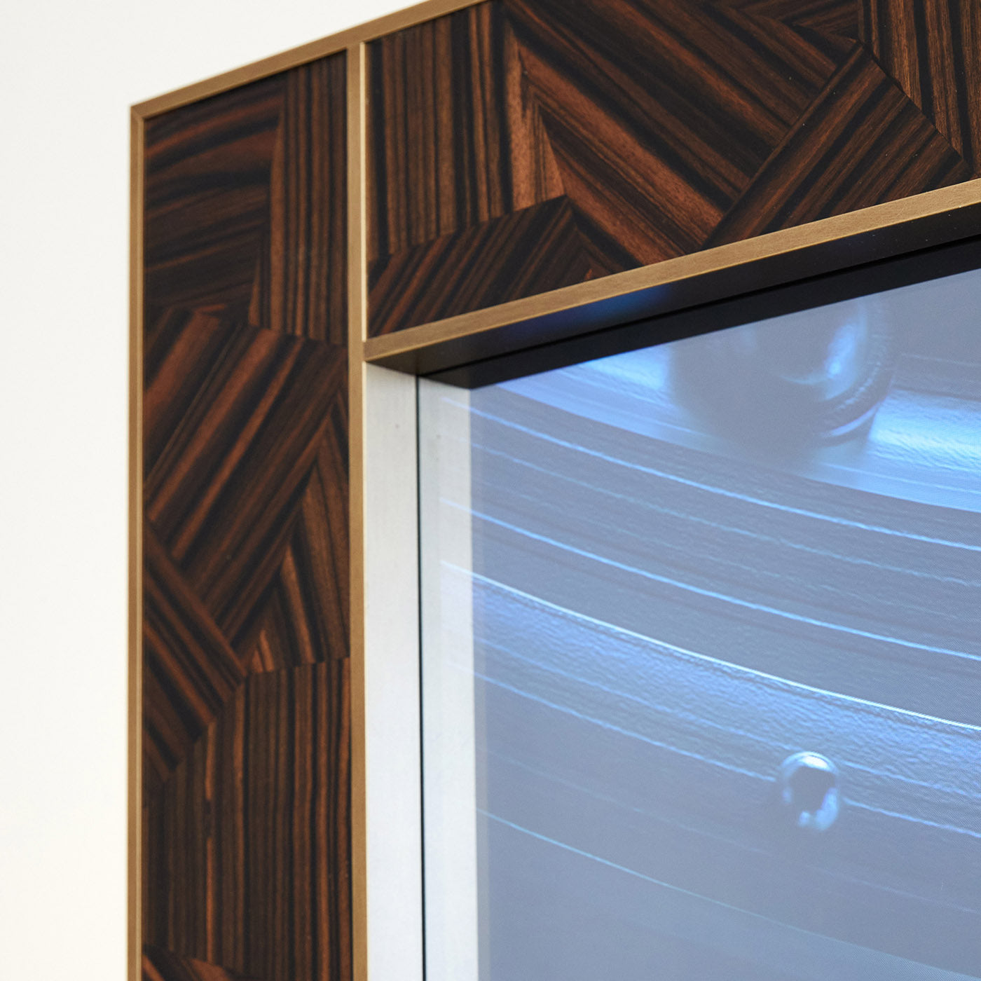 Inda Wall Mirror with Integrated 43" TV by Alfredo Colombo - Alternative view 1