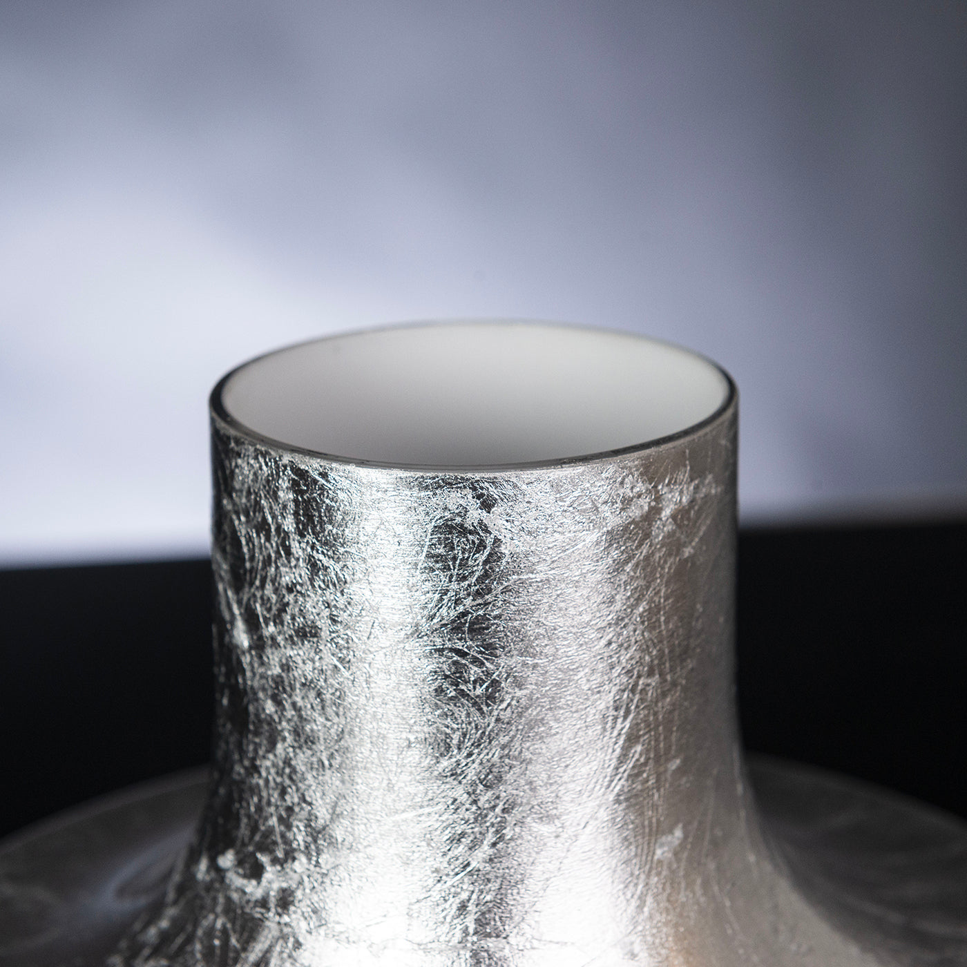 Vaso decorativo Giunone in foglia d'argento - Vista alternativa 3
