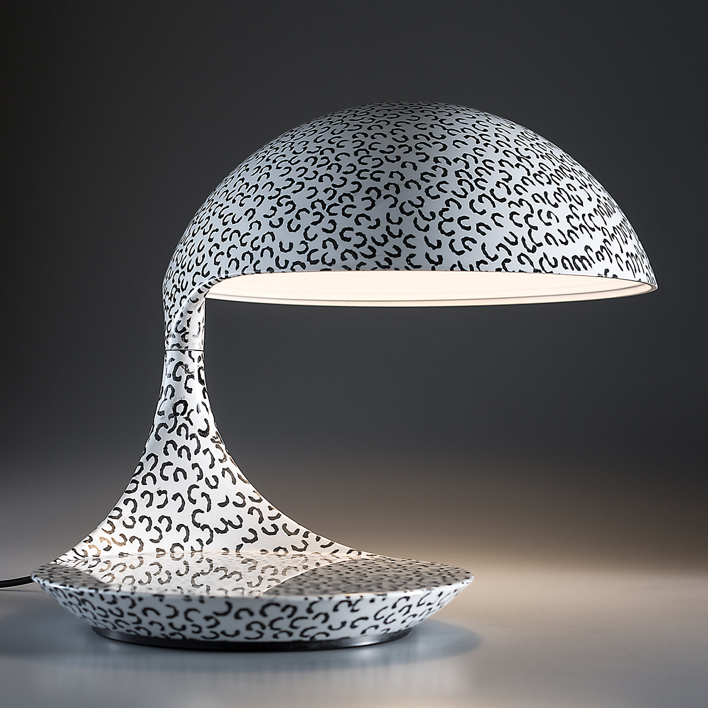 Cobra Texture Black-And-White Table Lamp by Paola Navone - Alternative view 2
