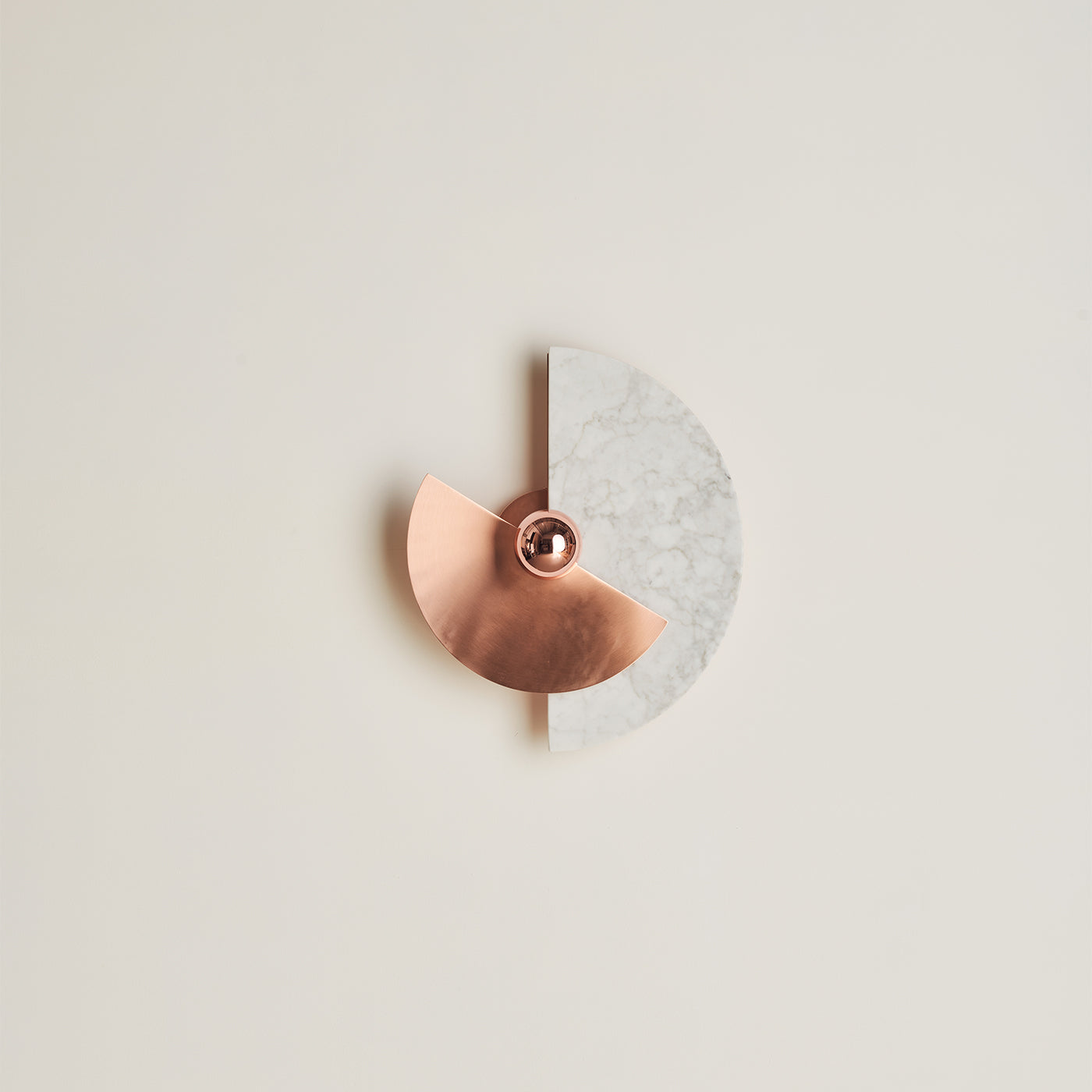 Aplique de pared "Levante" en cobre satinado y mármol de Carrara - Vista alternativa 3