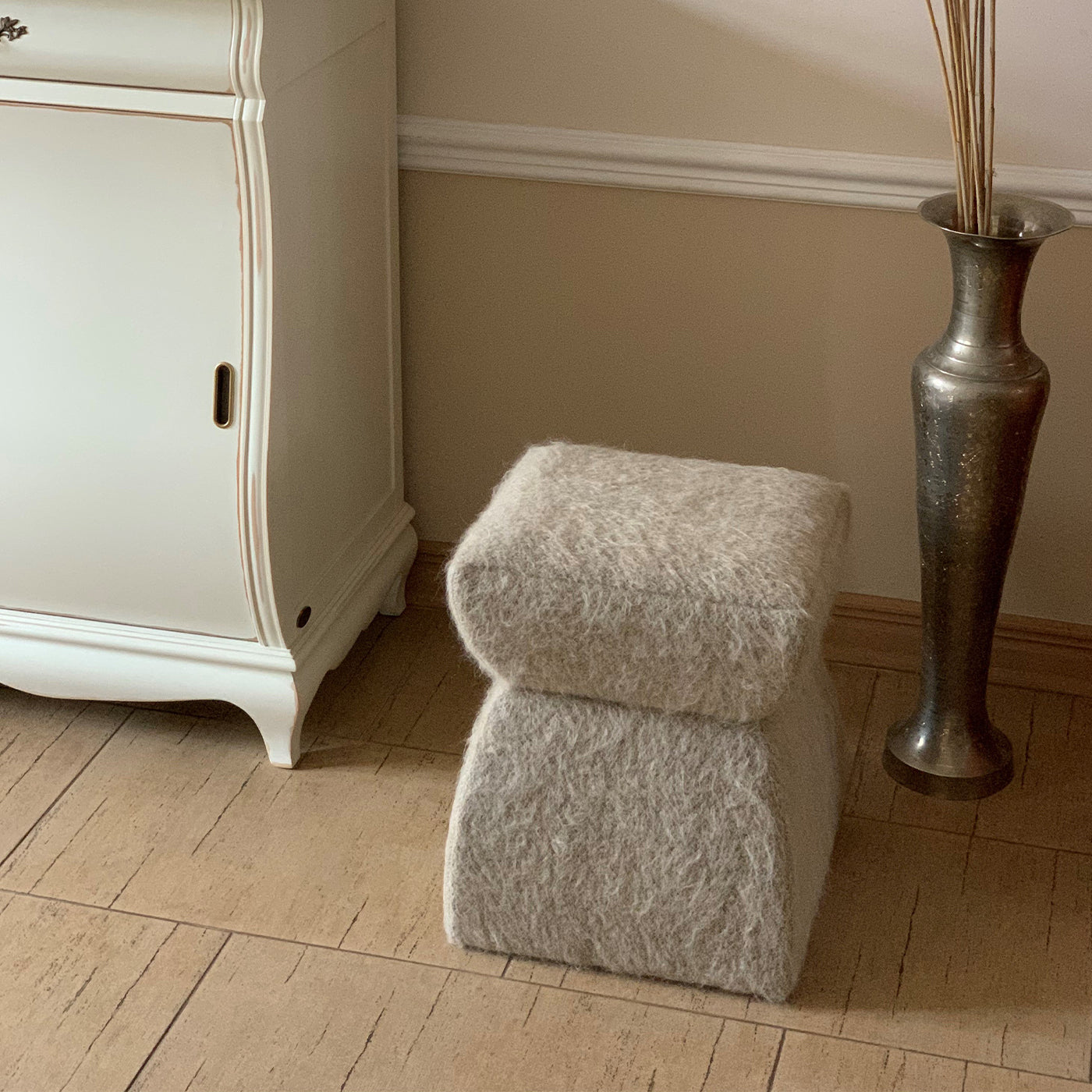 Cusi Pouf in Beige Mohair - Alternative view 2