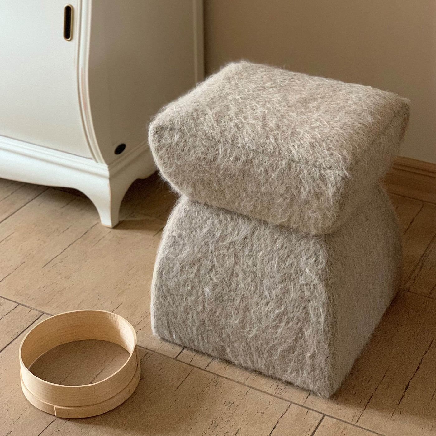 Cusi Pouf in Beige Mohair - Alternative view 1