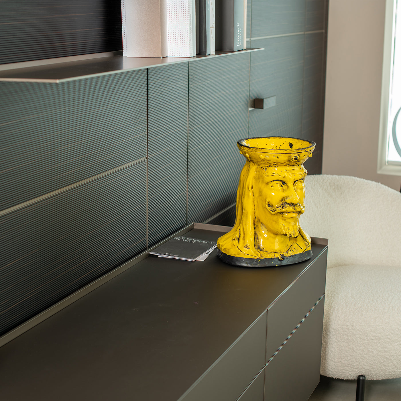 Un Tuffo nel Giallo Anthropomorphe Vase aus gelber Keramik - Alternative Ansicht 5