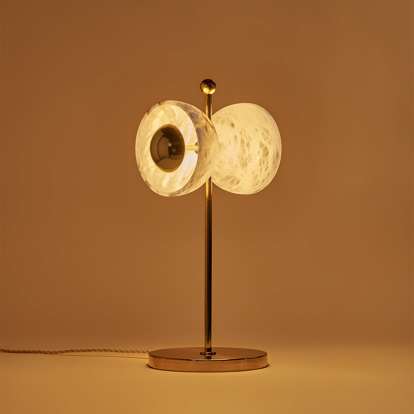 Lámpara de mesa "Mariposa" de latón pulido y alabastro - Vista alternativa 4