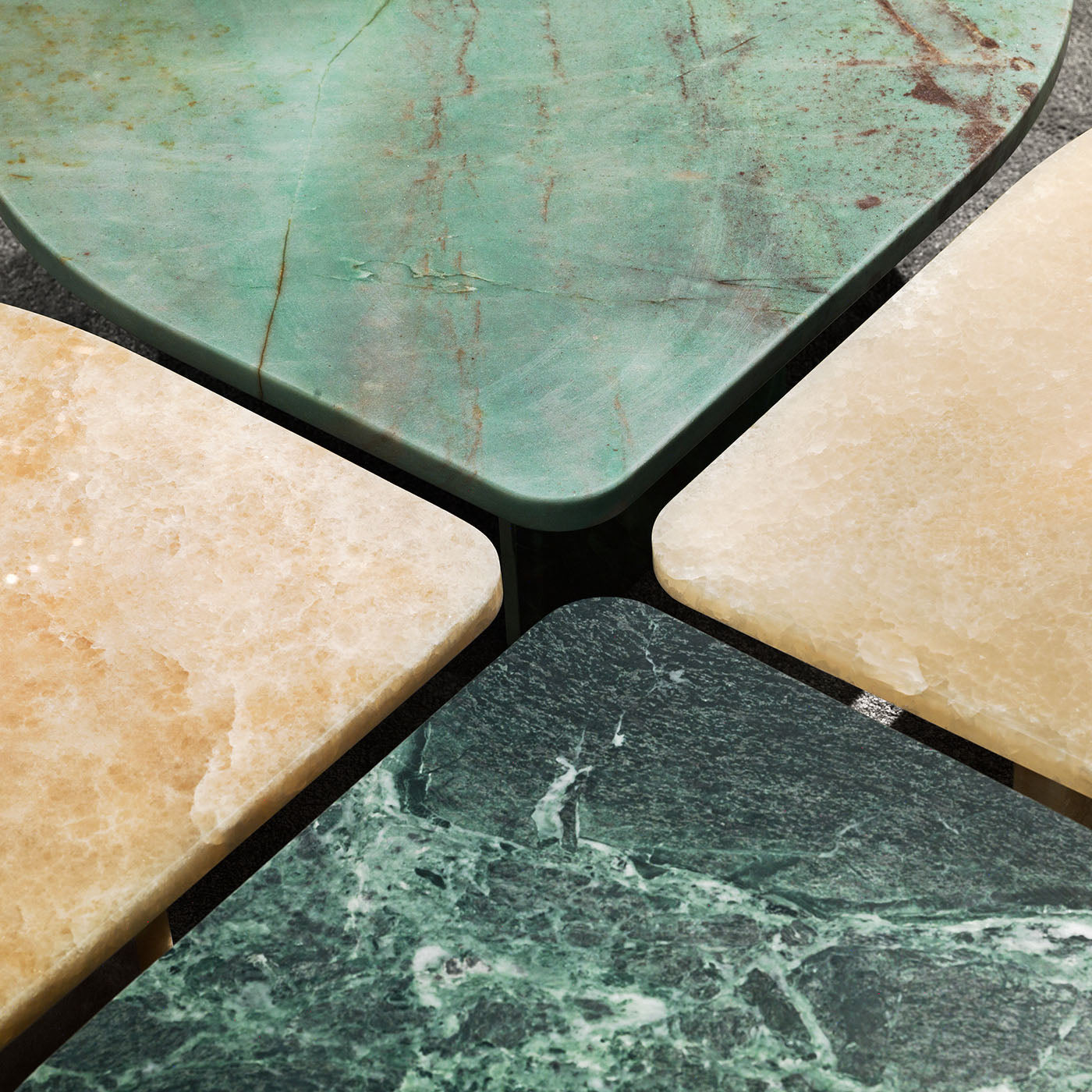 Tavolino in marmo Petal Verde Alpi - Vista alternativa 1