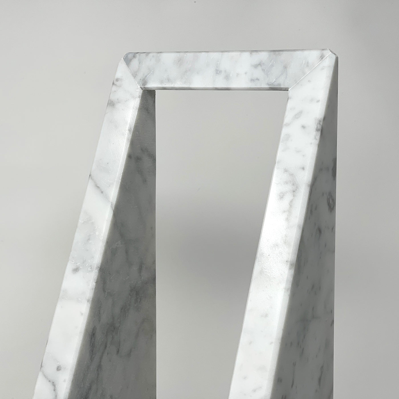 Aria Sujetalibros de mármol blanco de Carrara - Vista alternativa 2