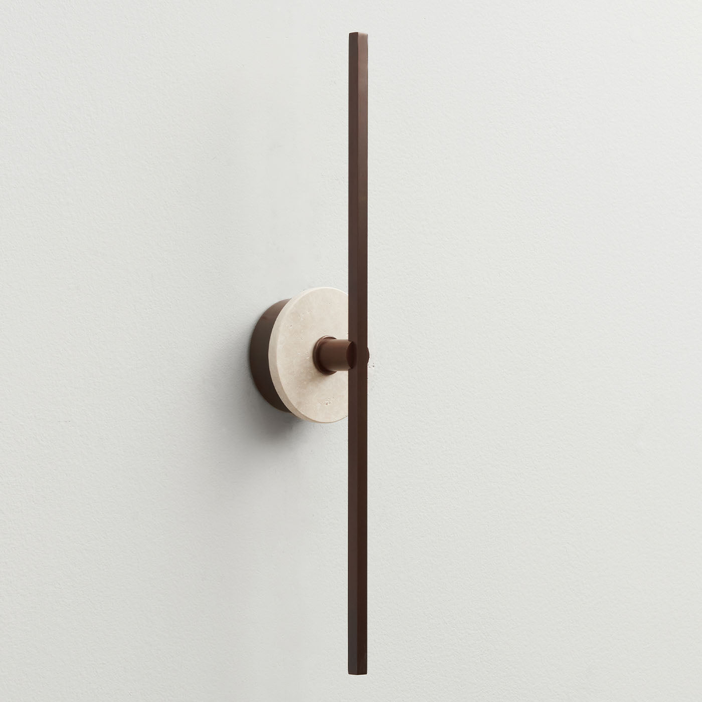 "Essential Stick" en bronce y travertino - Vista alternativa 2