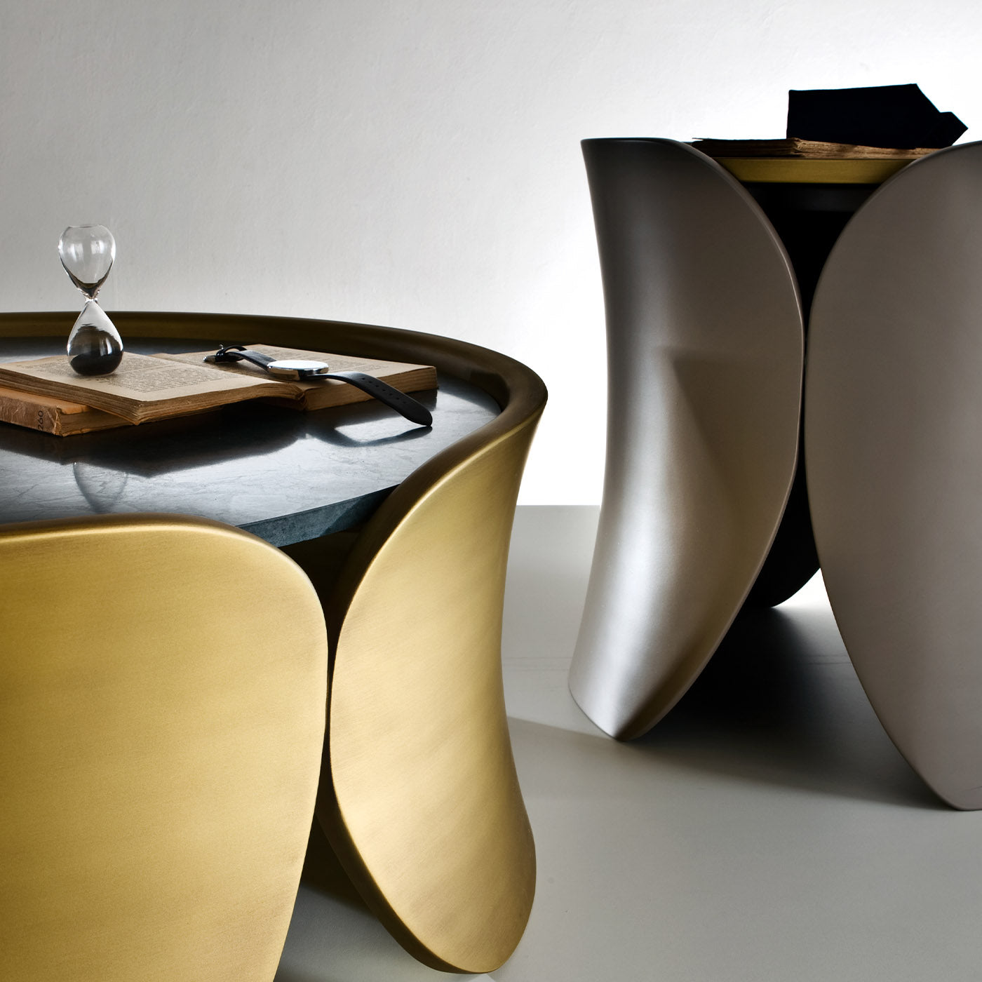 Hugs Low Gold-Lacquered Coffee Table - Alternative view 4