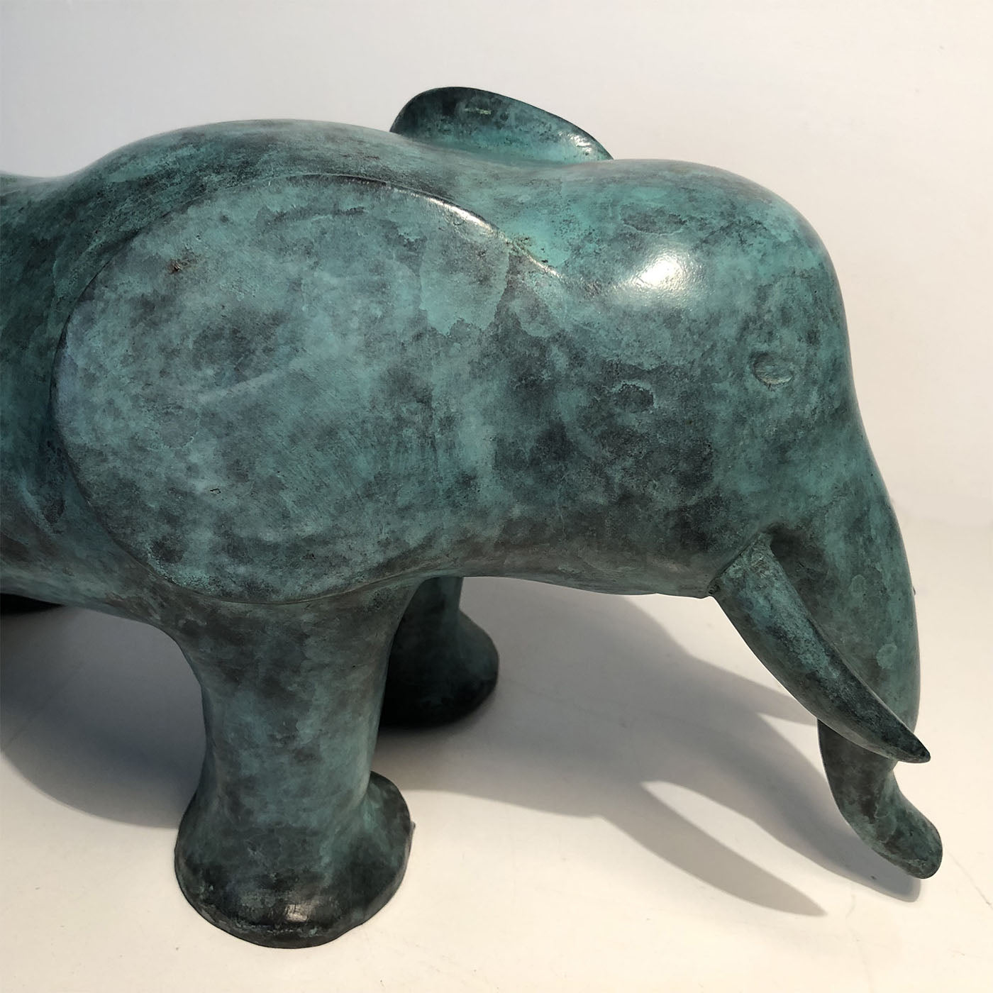 Escultura de bronce de elefante africano - Vista alternativa 1