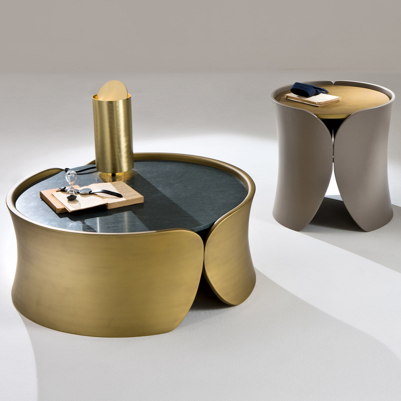 Hugs Low Gold-Lacquered Coffee Table - Alternative view 1