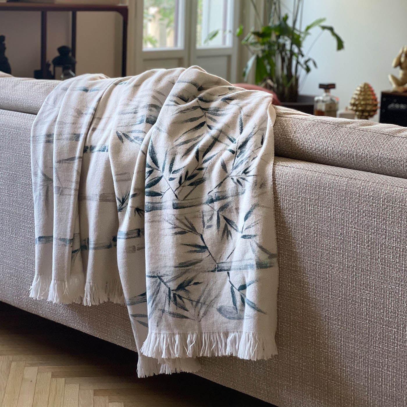 Handbemalte Decke aus Bambus mit Fransen in Off-White - Alternative Ansicht 5