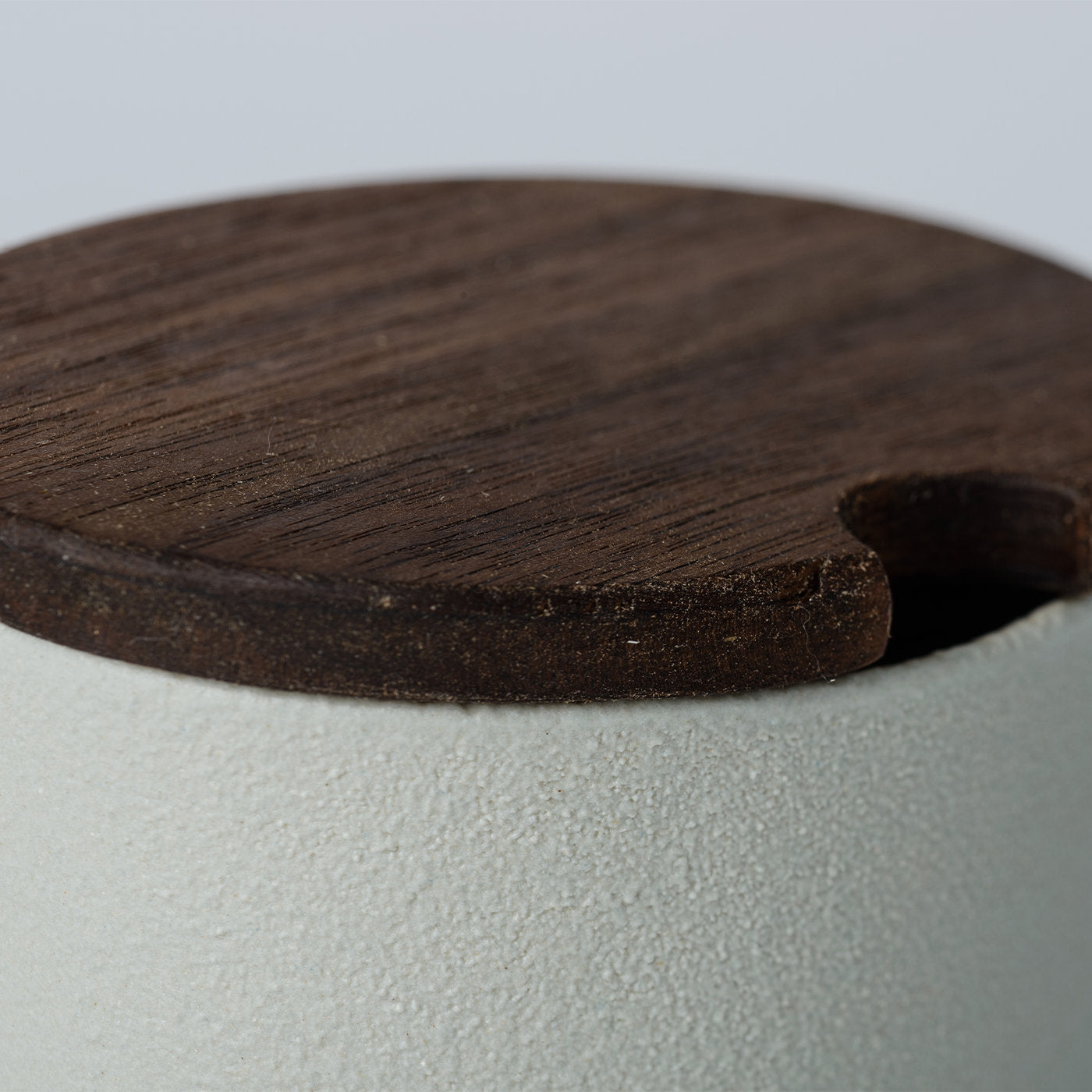 Zuccheriera in ceramica con coperchio in legno e piccole tazze in ceramica - Vista alternativa 1