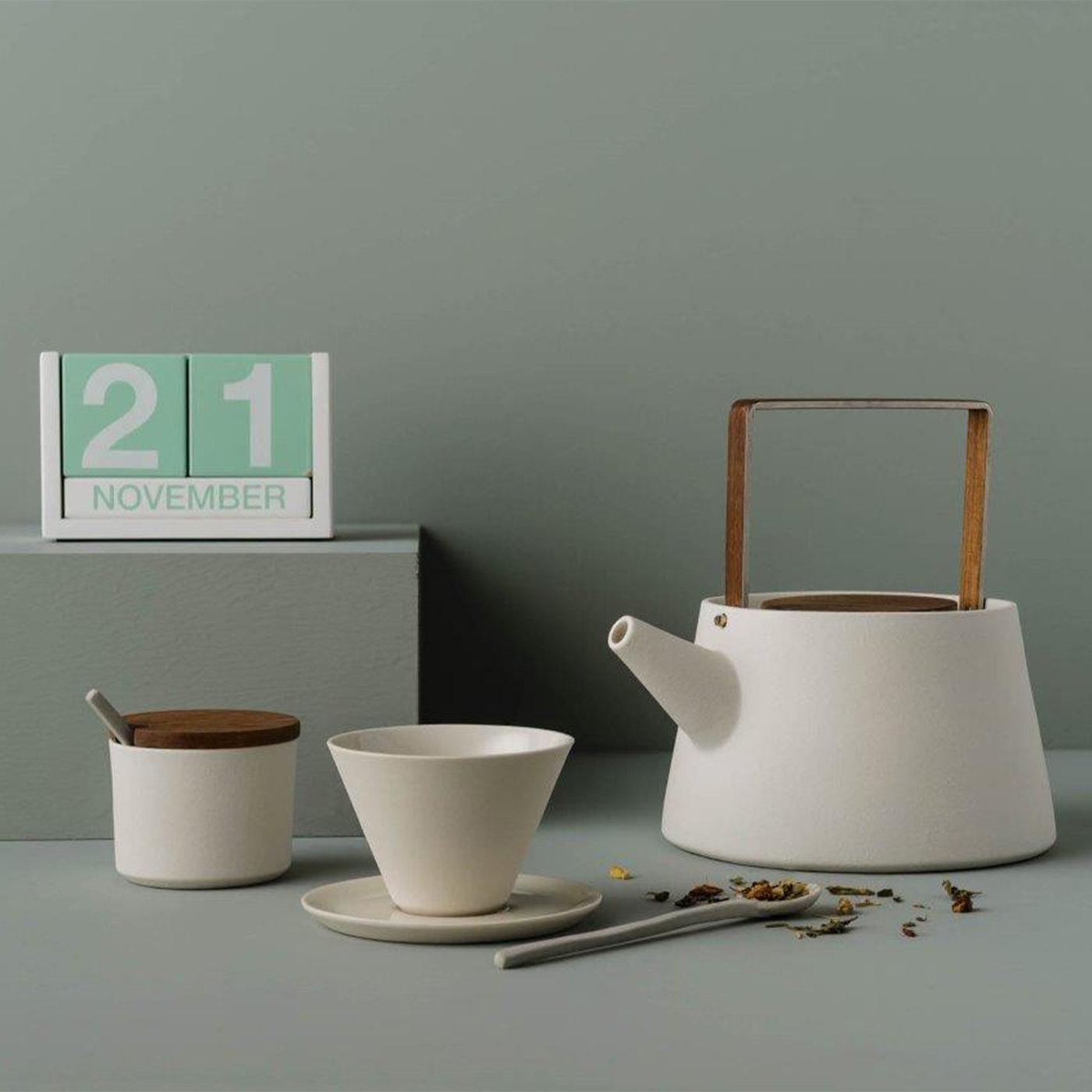 Zuccheriera in ceramica con coperchio in legno e piccole tazze in ceramica - Vista alternativa 2