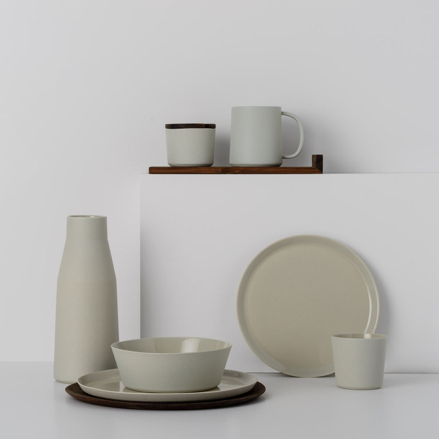 Zuccheriera in ceramica con coperchio in legno e piccole tazze in ceramica - Vista alternativa 3