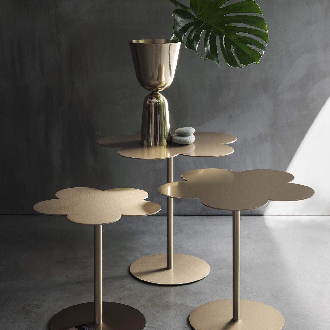 Flowers Large Brass Side Table by Stefano Giovannoni - Alternative view 1