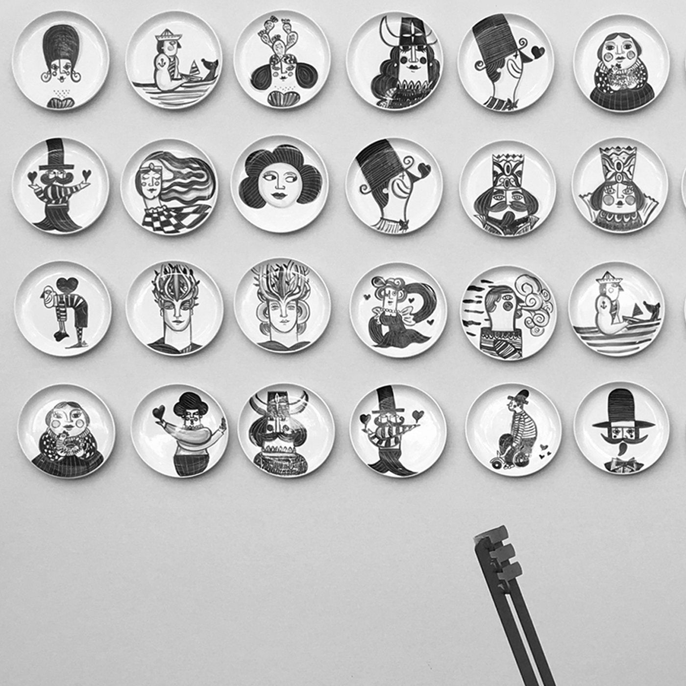 Alberto Black and White Stories Plate Collection  - Alternative view 1