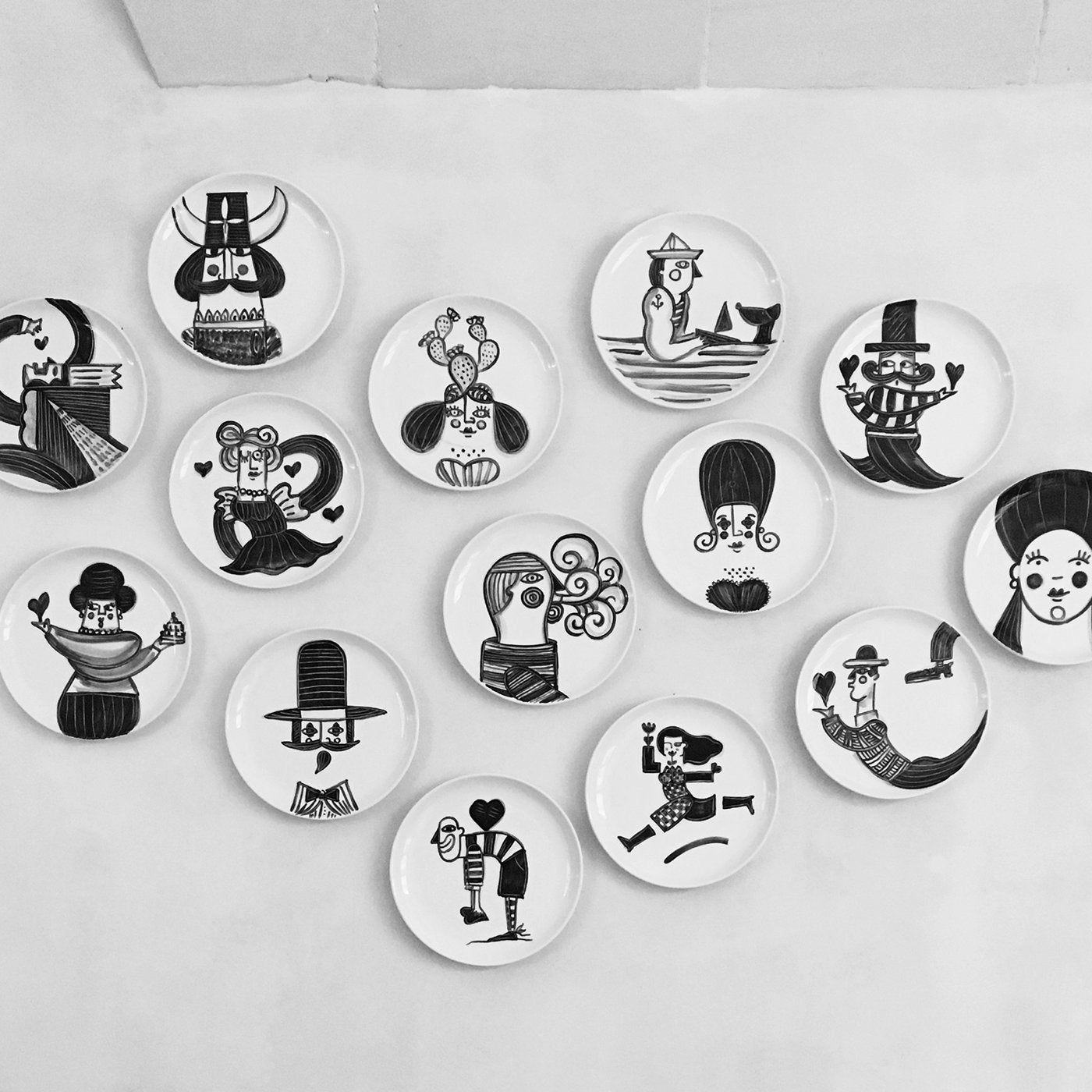 Alberto Black and White Stories Plate Collection  - Alternative view 3