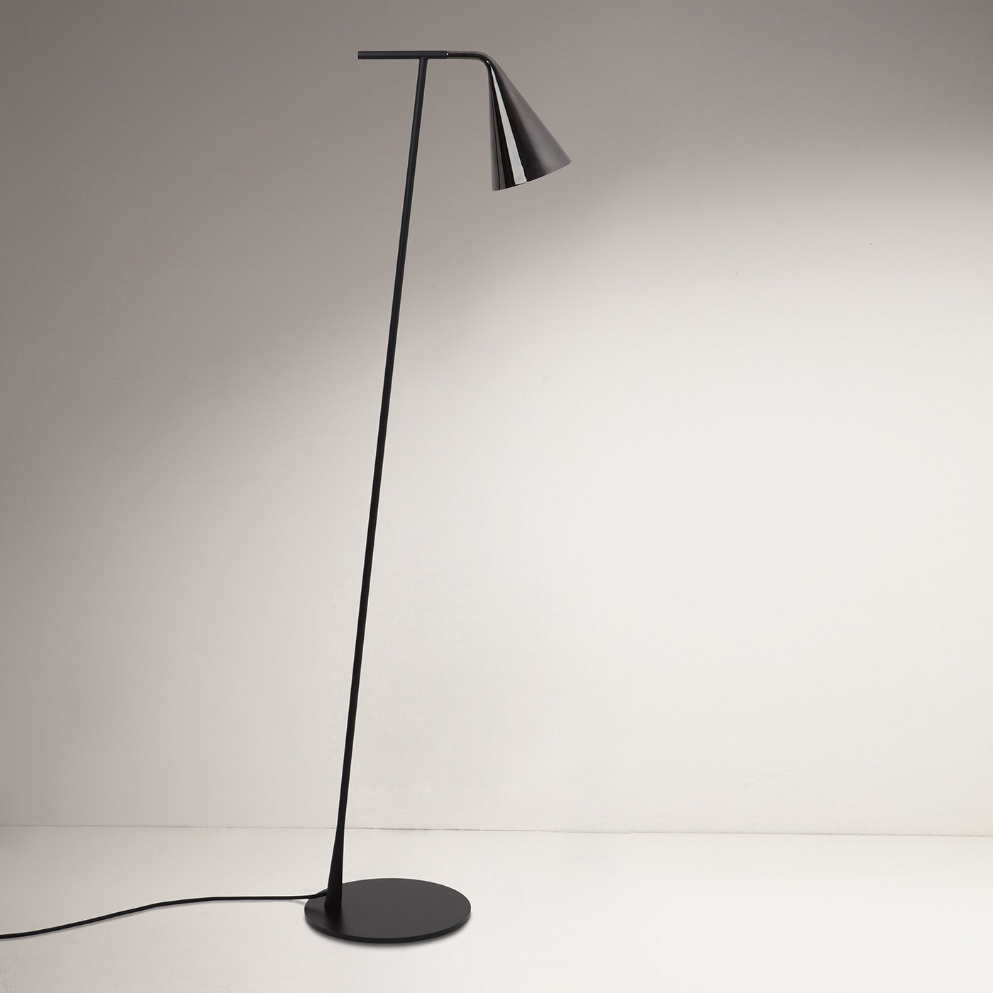 Gordon Black Floor Lamp by Corrado Dotti - Alternative view 2