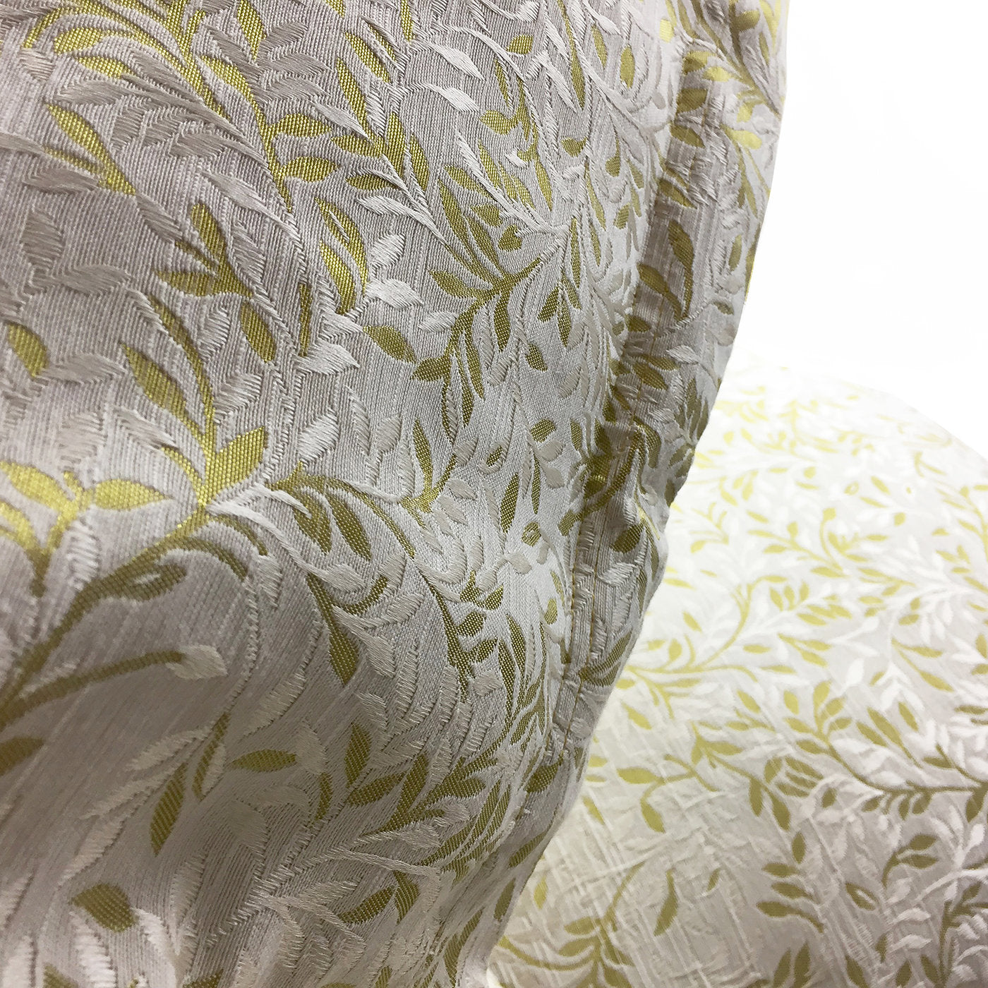 Set of 2 White and Gold Throw Cushions  - Alternative view 2
