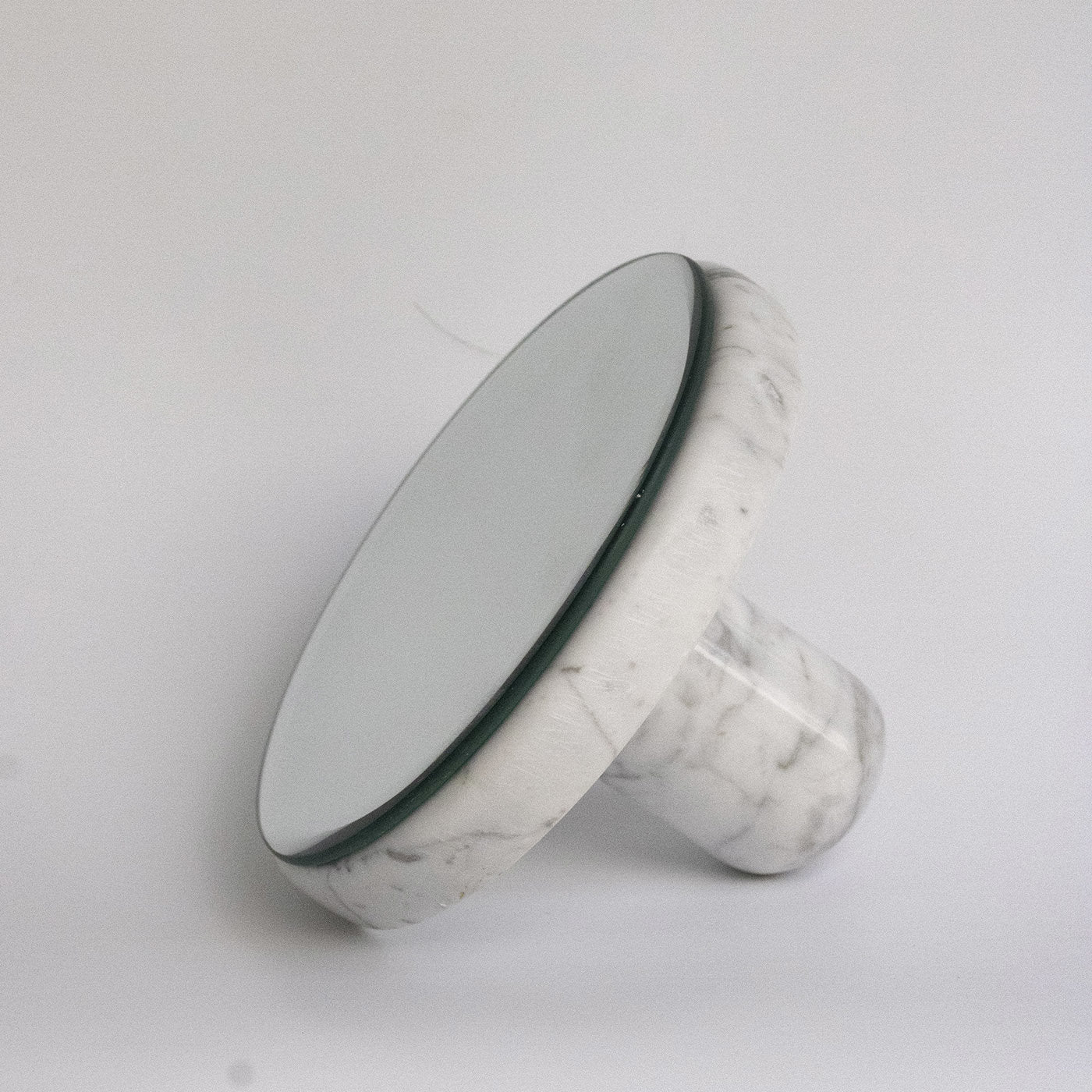 Pauline Runder Spiegel aus weißem Carrara-Marmor - Alternative Ansicht 2