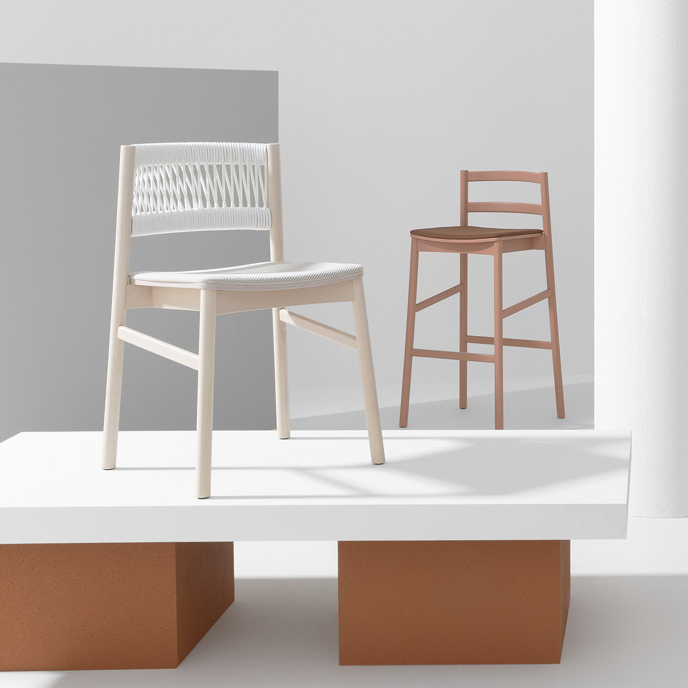 Load 647 White Chair by Emilio Nanni - Alternative view 1
