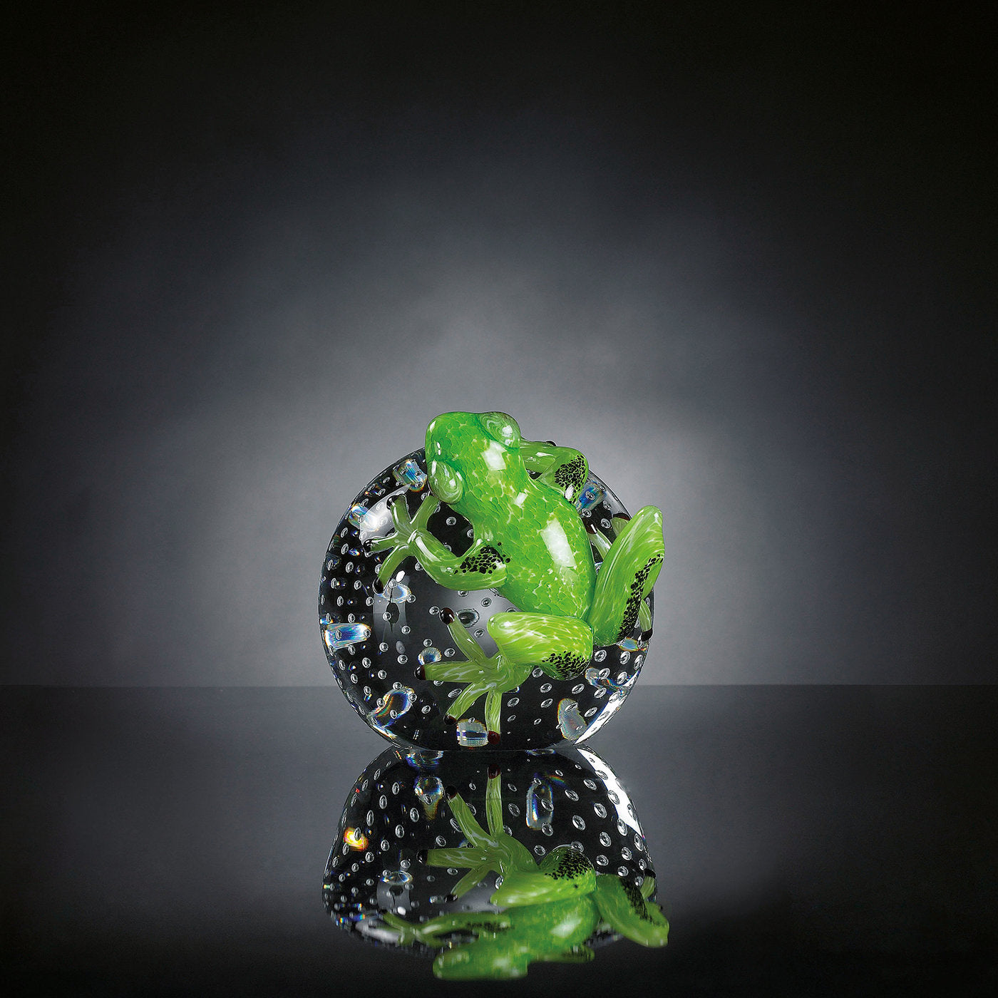 Rana de cristal verde sobre esfera  - Vista alternativa 1