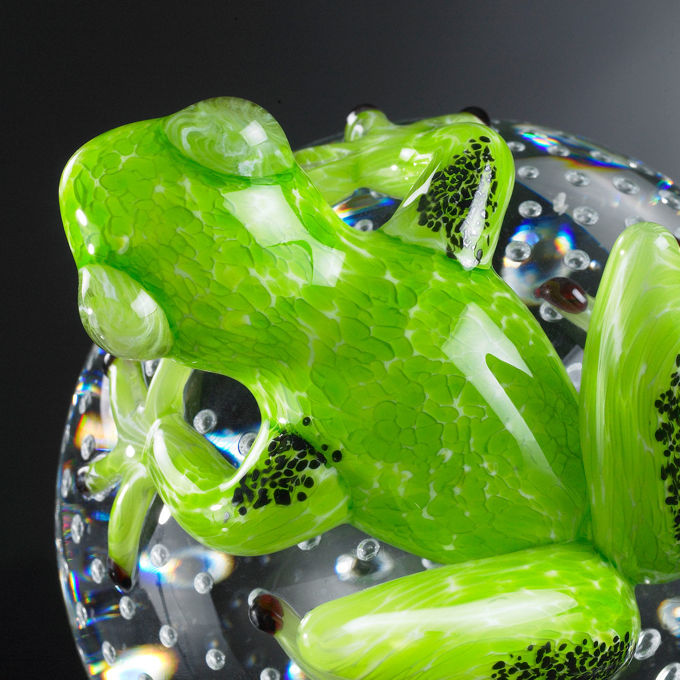 Rana de cristal verde sobre esfera  - Vista alternativa 2