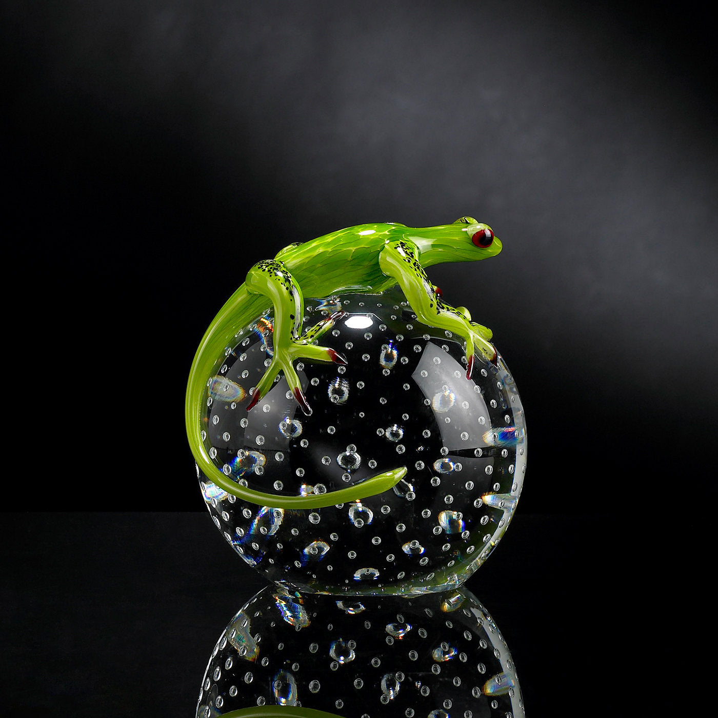 Gecko en verre vert sur sphère - Vue alternative 1