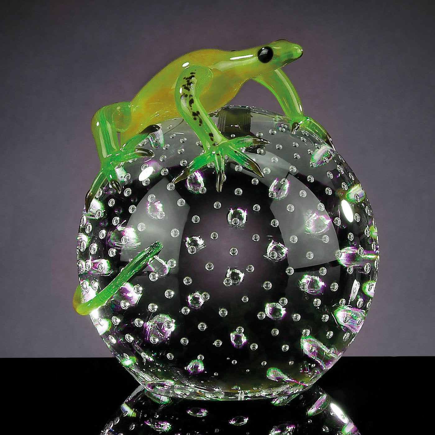 Gecko en verre vert sur sphère - Vue alternative 3