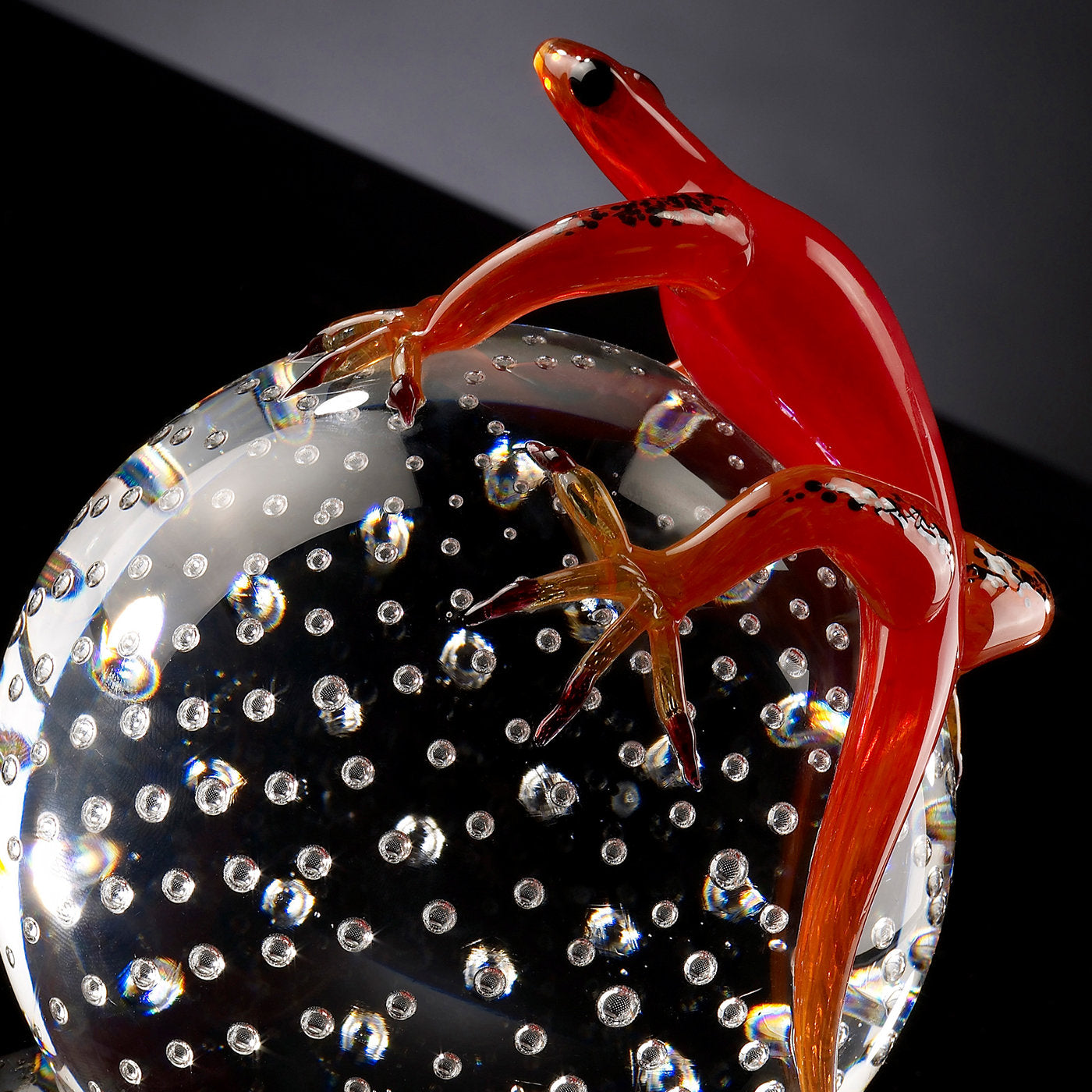 Gecko en verre rouge sur sphère - Vue alternative 2