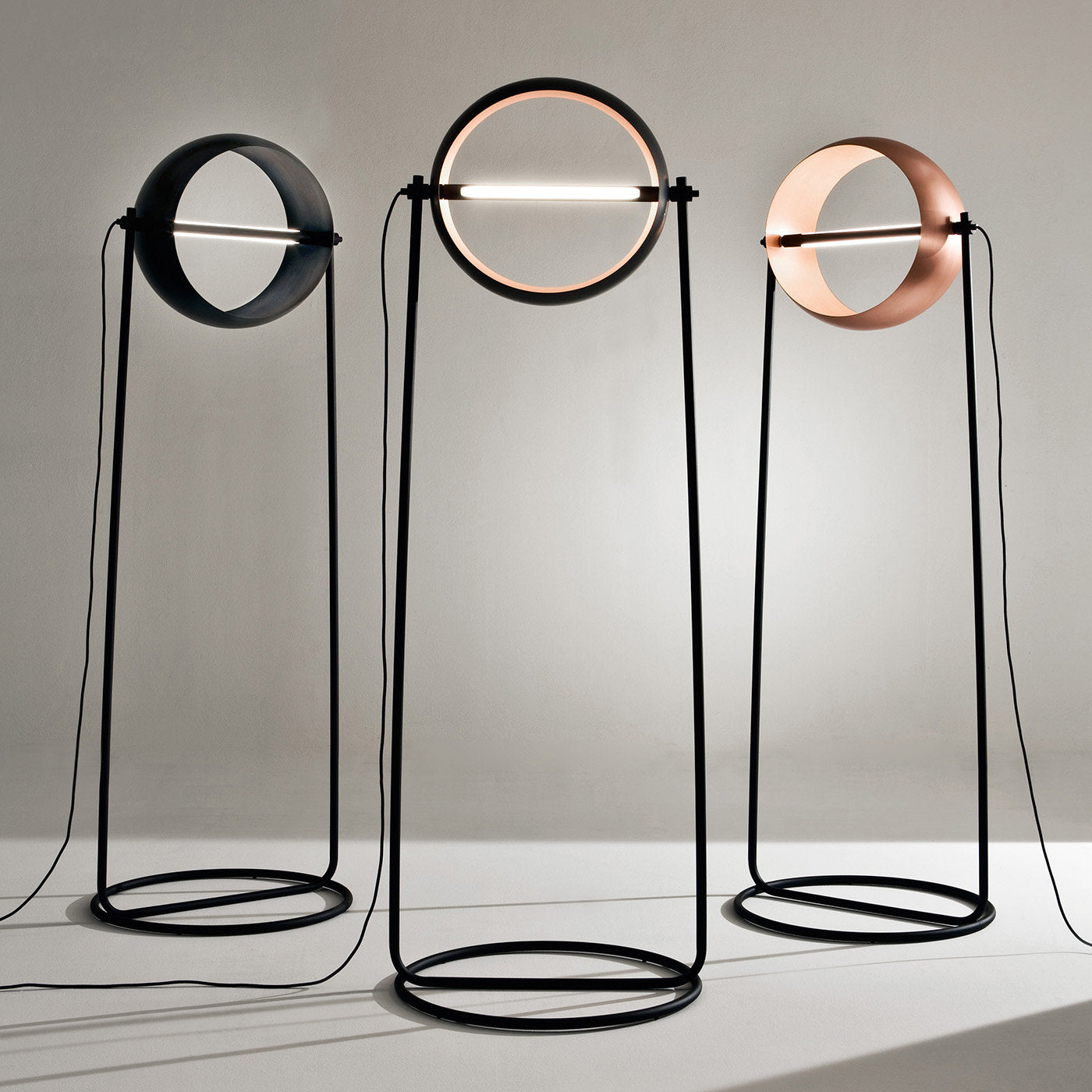 Globe Black Floor Lamp by Edoardo Colzani - Alternative view 1