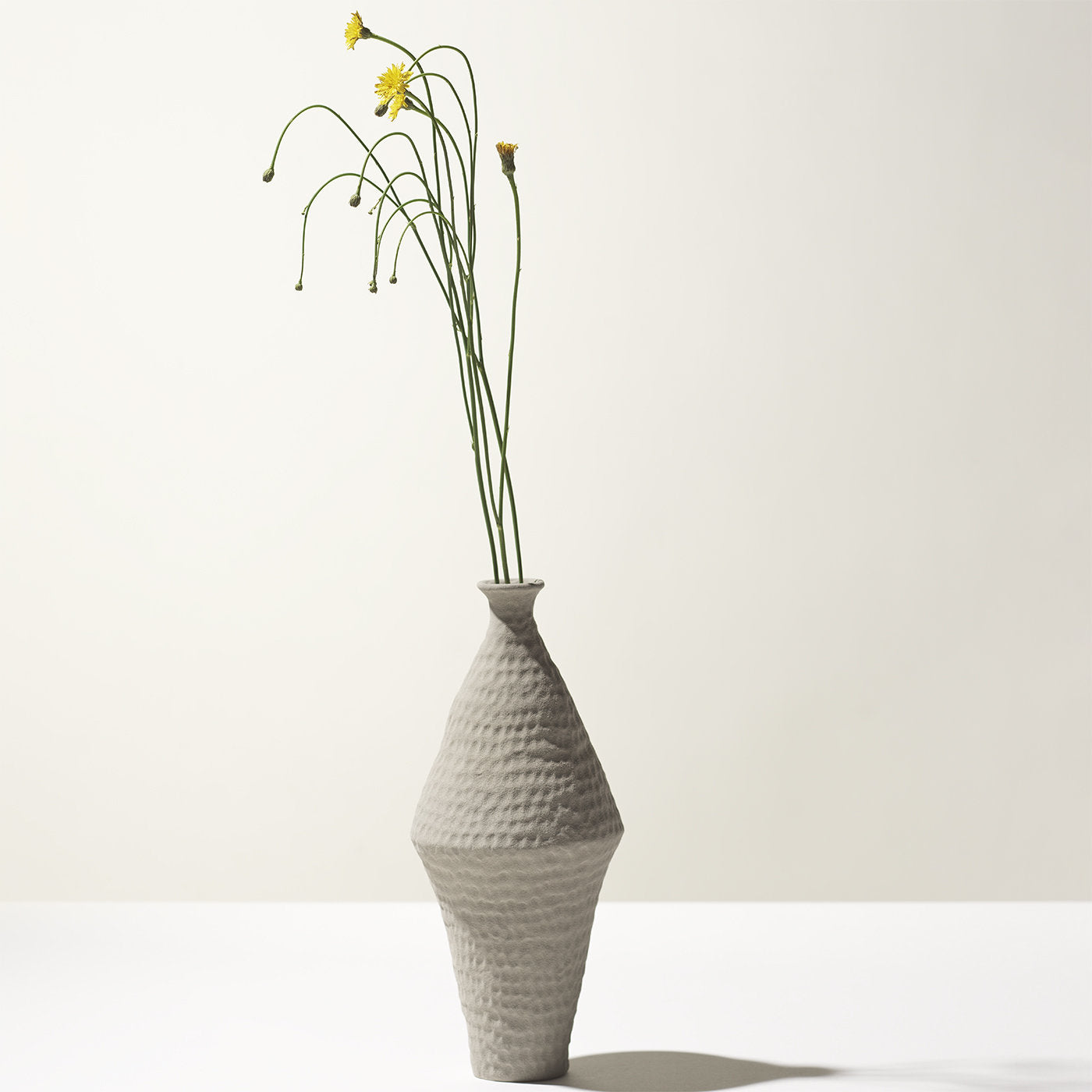 Vase rhomboïdal gris clair Battuti par Andrea Anastasio  - Vue alternative 1