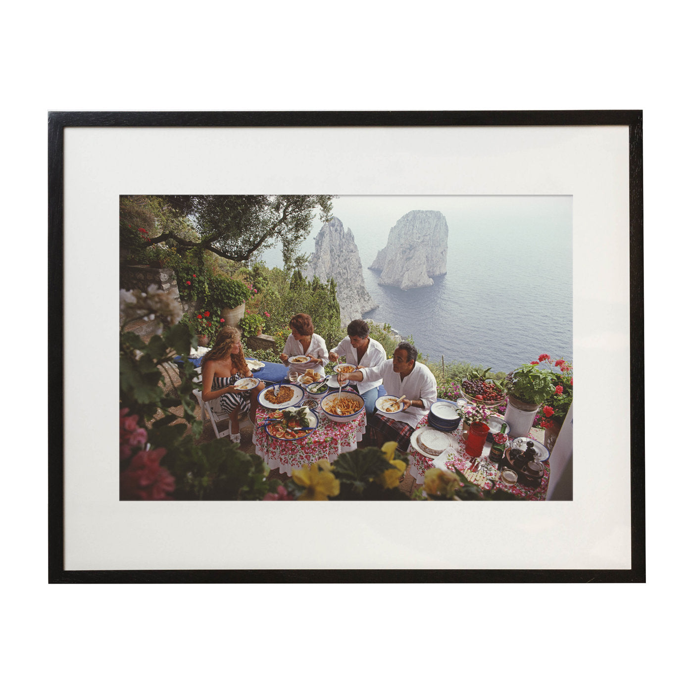 Dining Al Fresco On Capri Lámina enmarcada de Slim Aarons - Vista principal