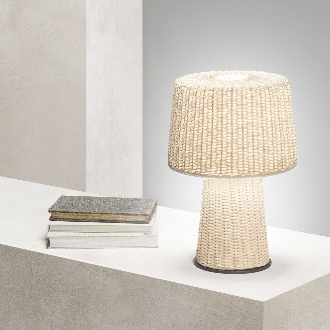 Eolie Round Table Lamp - Alternative view 1