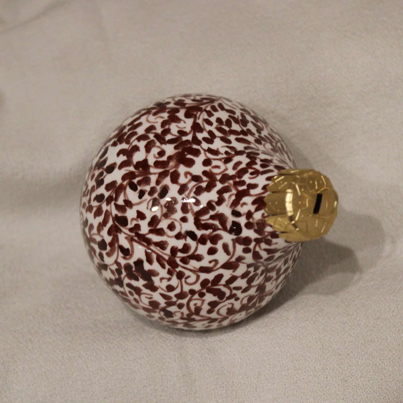 Ornamento de bola de Navidad de lágrima floral de color burdeos - Vista alternativa 1