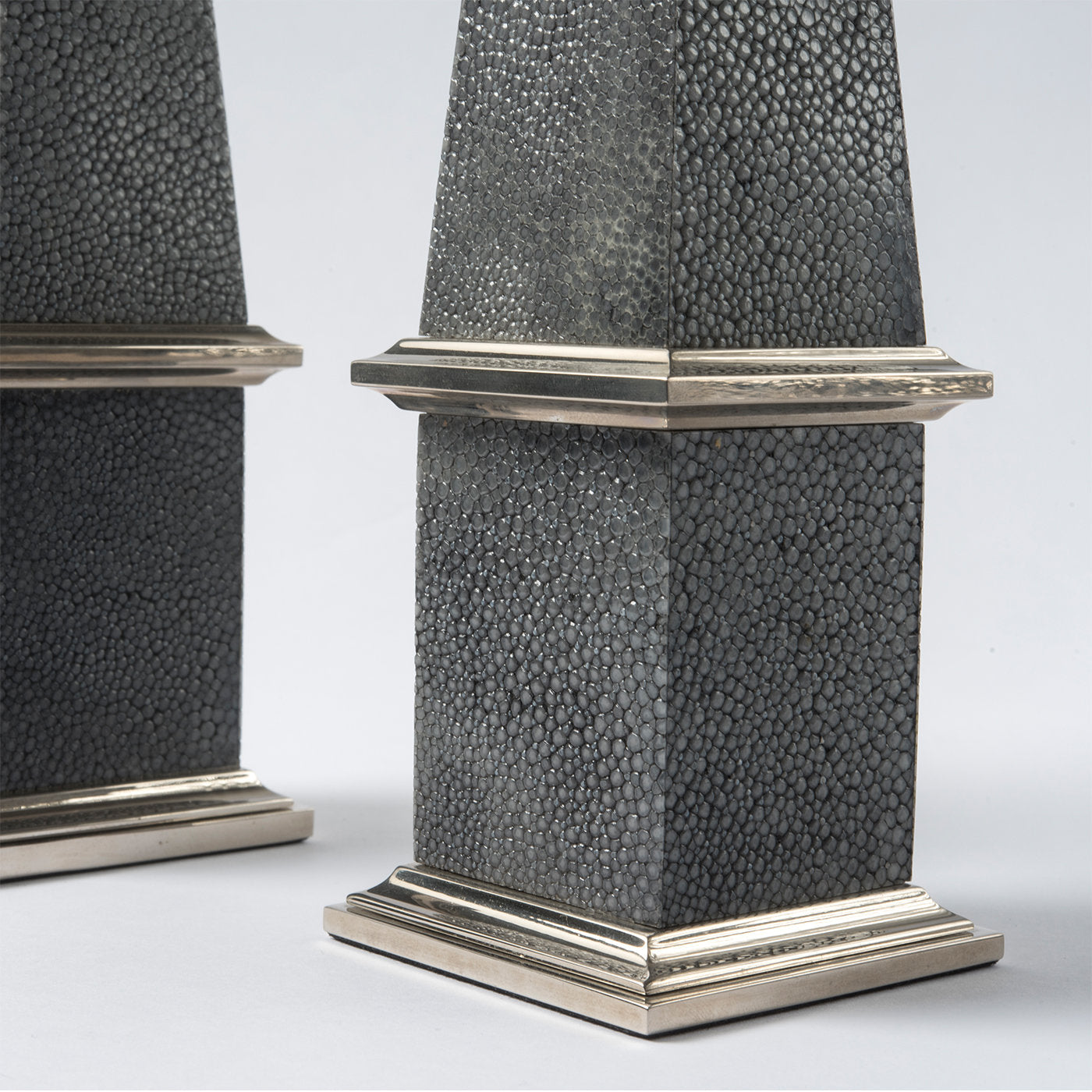 Galucharme Luxor Set of 2 Obelisk Sculptures by Nino Basso - Alternative view 2