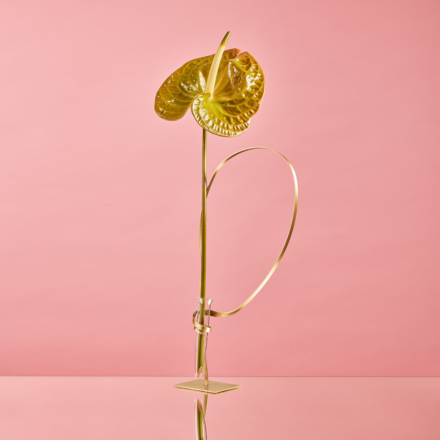 Standing Swirl Gold Flower Holder - Alternative view 2