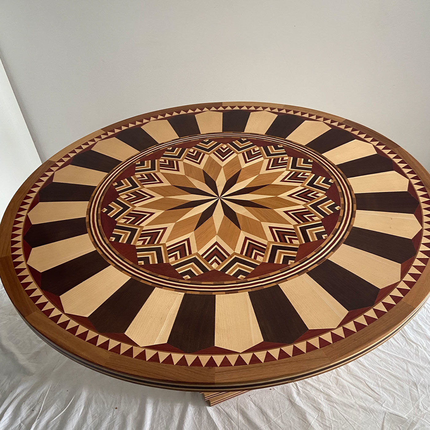 Fiore Round Dining Table - Alternative view 3