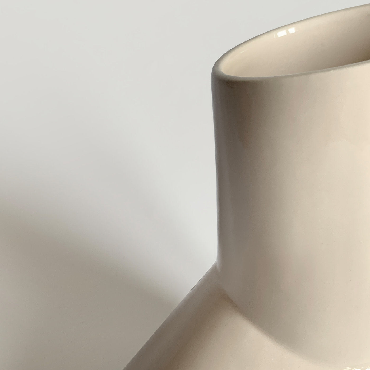 Menadi Ivory Ceramic Vase - Alternative view 3