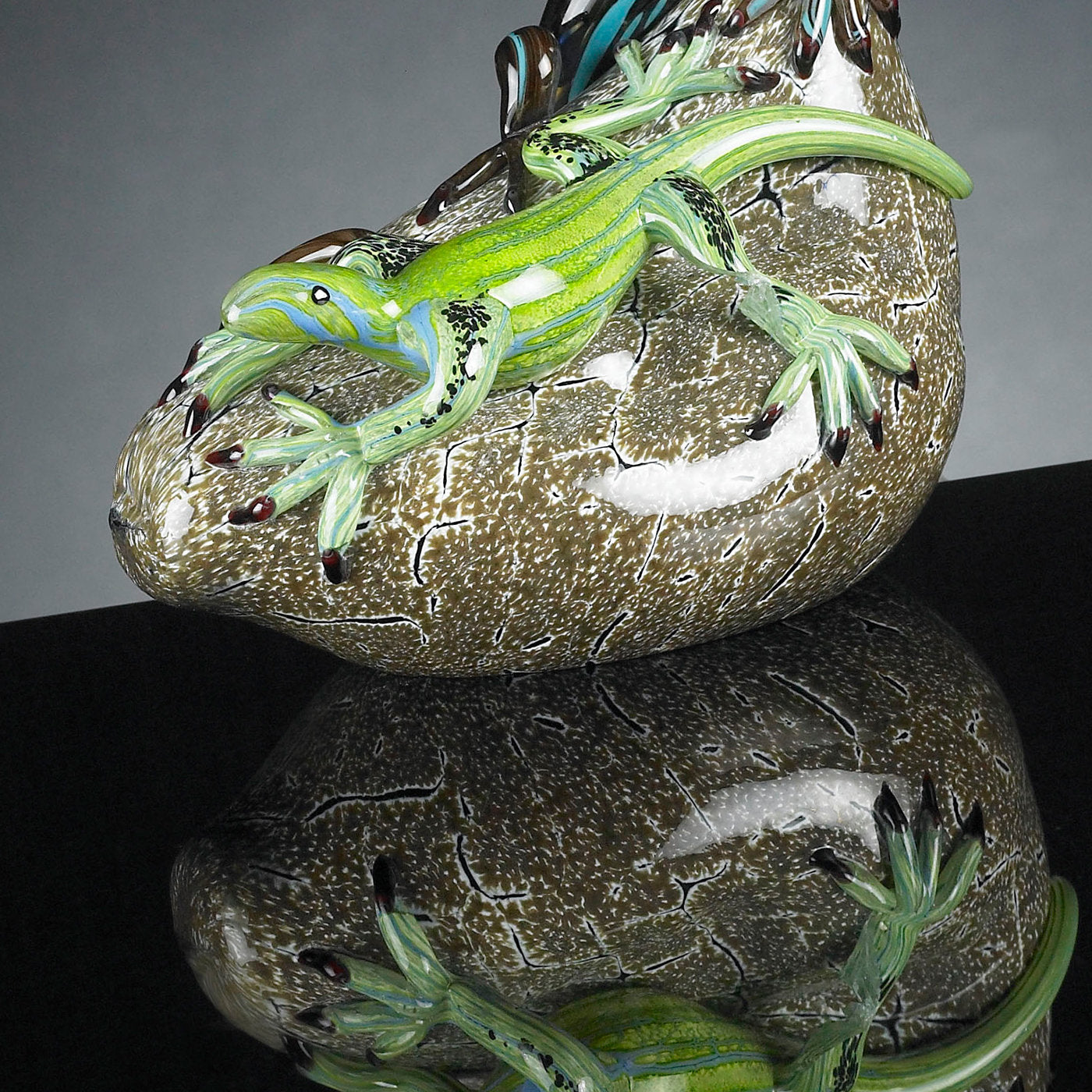 Dos lagartos verdes de cristal sobre piedra - Vista alternativa 2