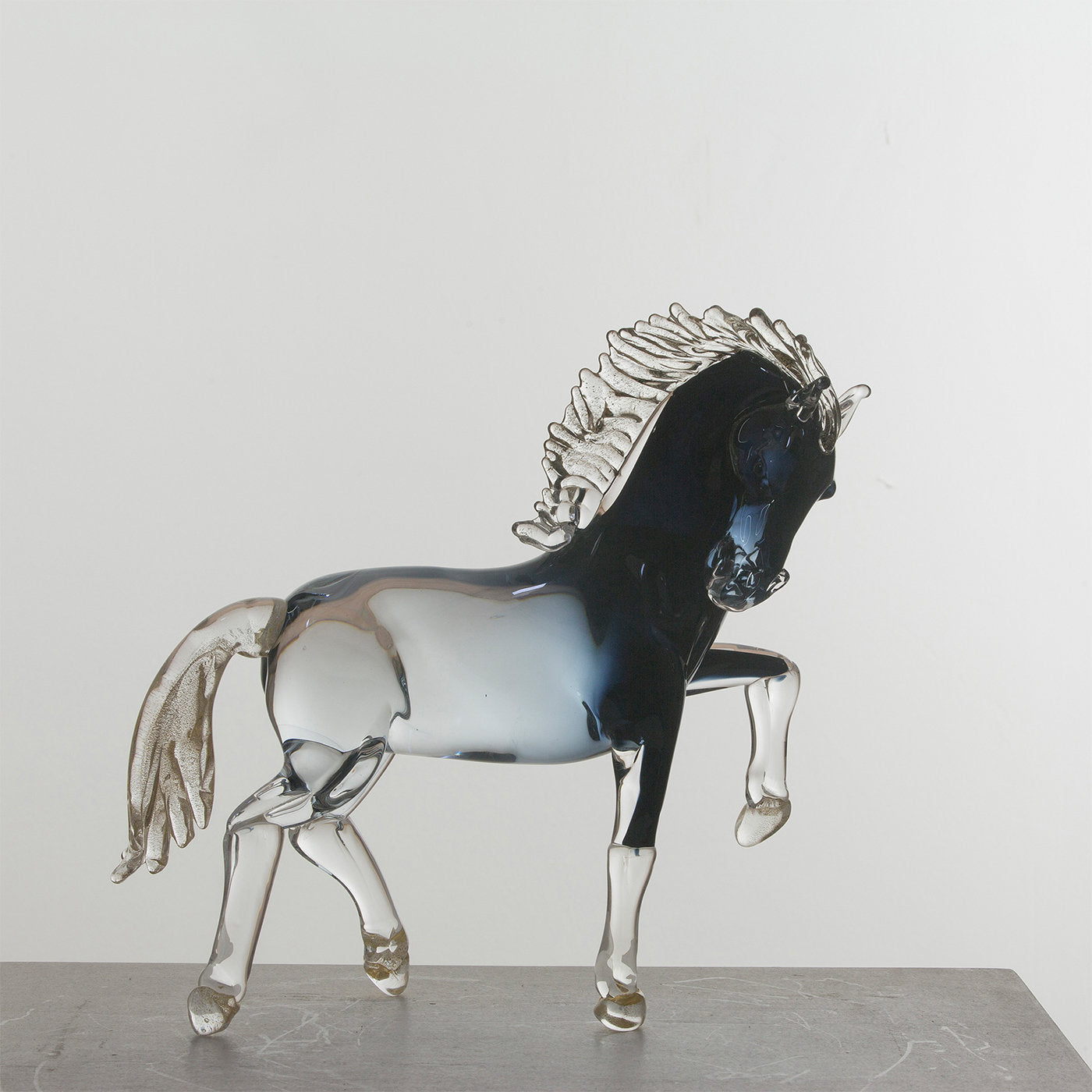 Grand cheval cabré en verre noir - Vue alternative 1