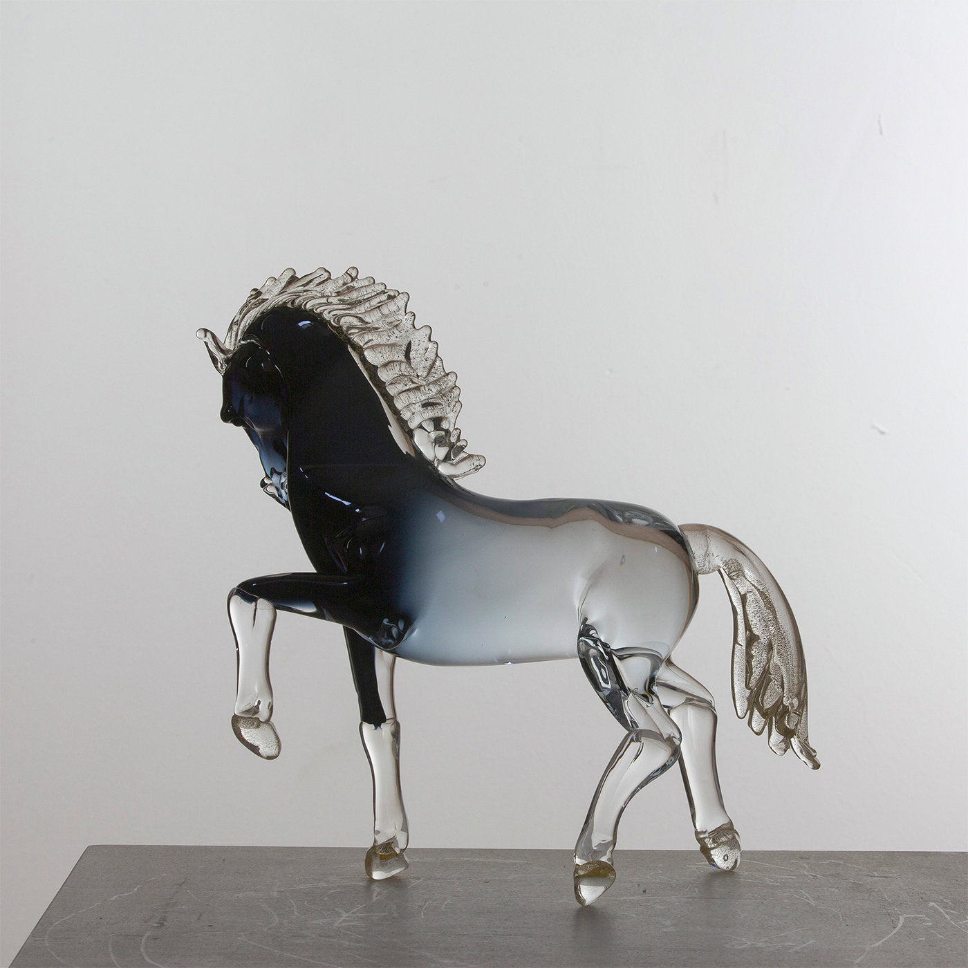 Grand cheval cabré en verre noir - Vue alternative 2