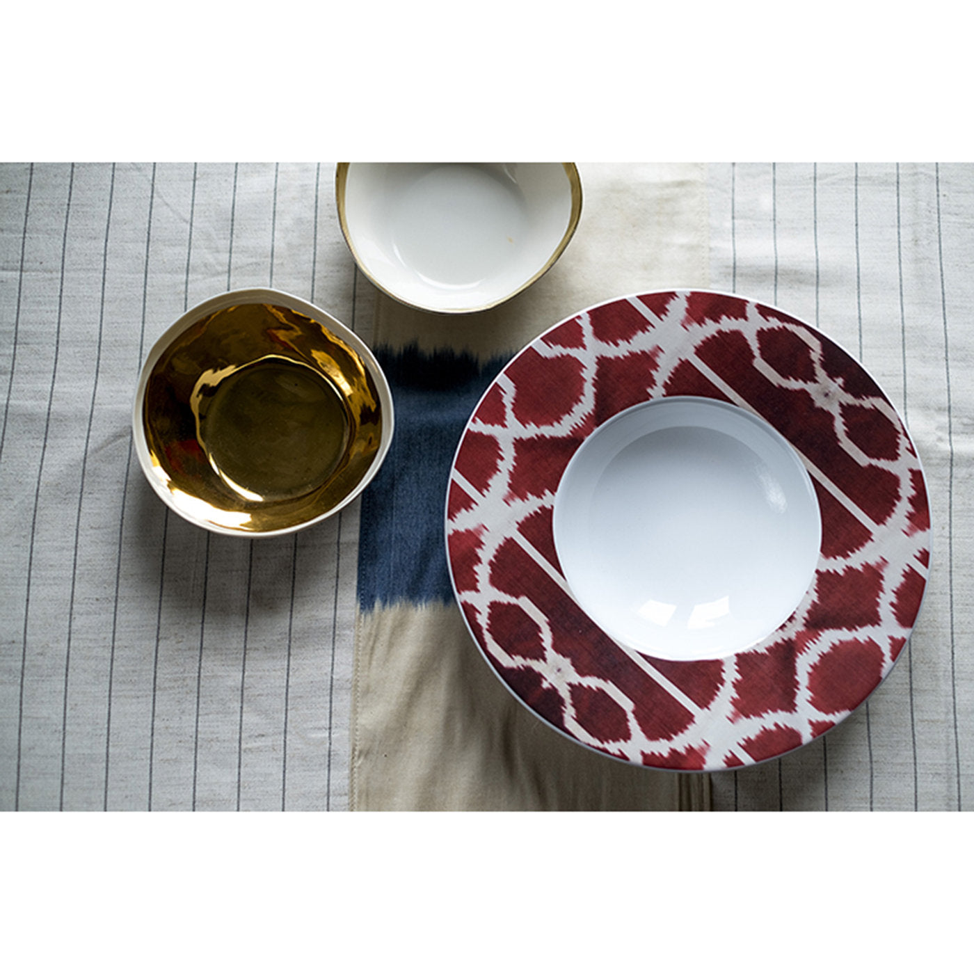 Juego de tres platos de cerámica Ikat en rojo y blanco por 1 - Vista alternativa 1