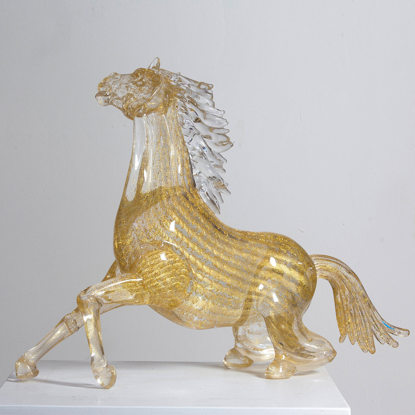 Petit cheval assis en verre doré - Vue alternative 1