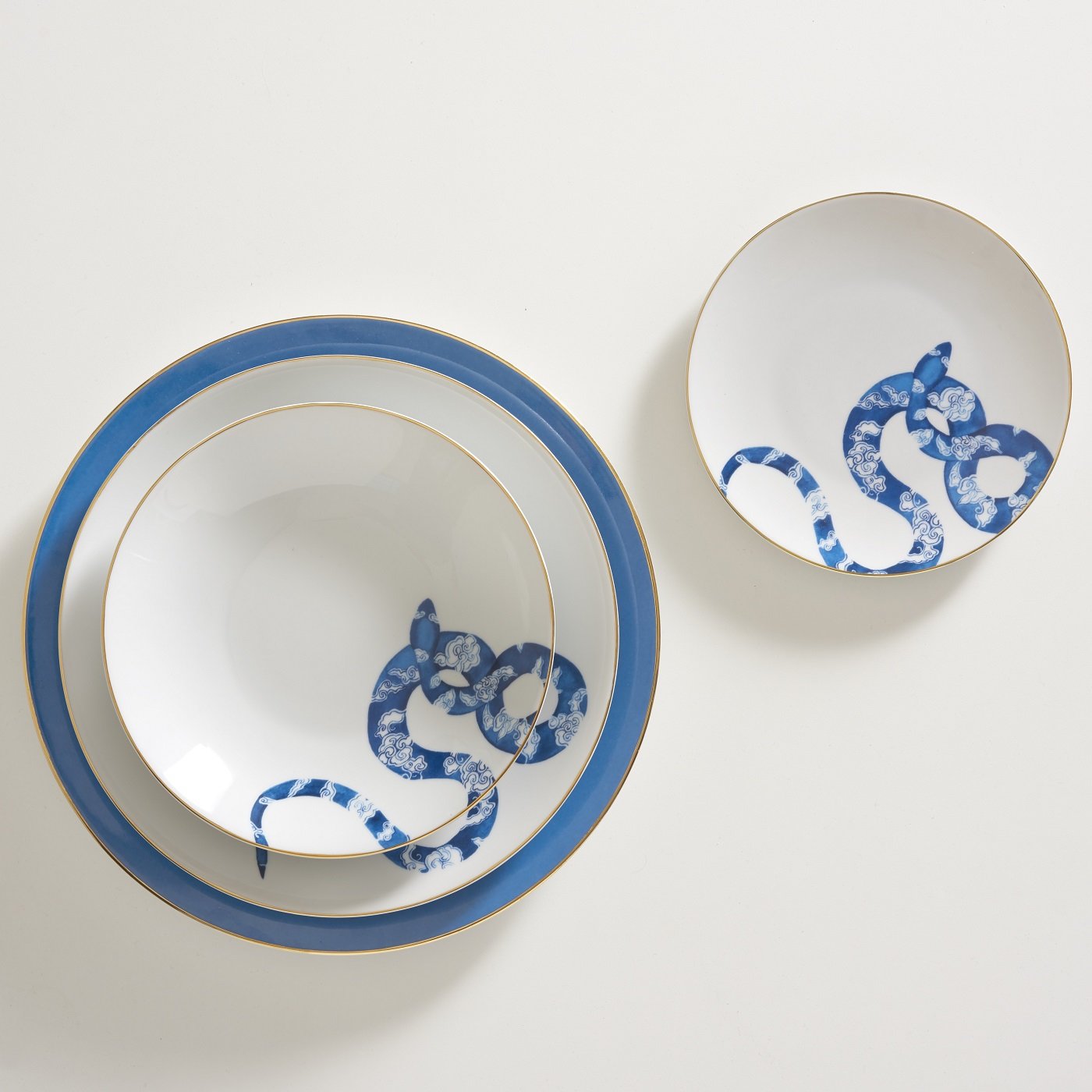 Ensemble de trois plats en porcelaine représentant un serpent japonais - Vue alternative 2