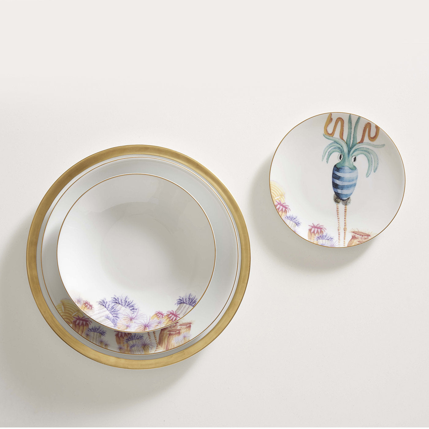 Porcelain Set of 4 Under-Plates with Gold Trim - Alternative view 3