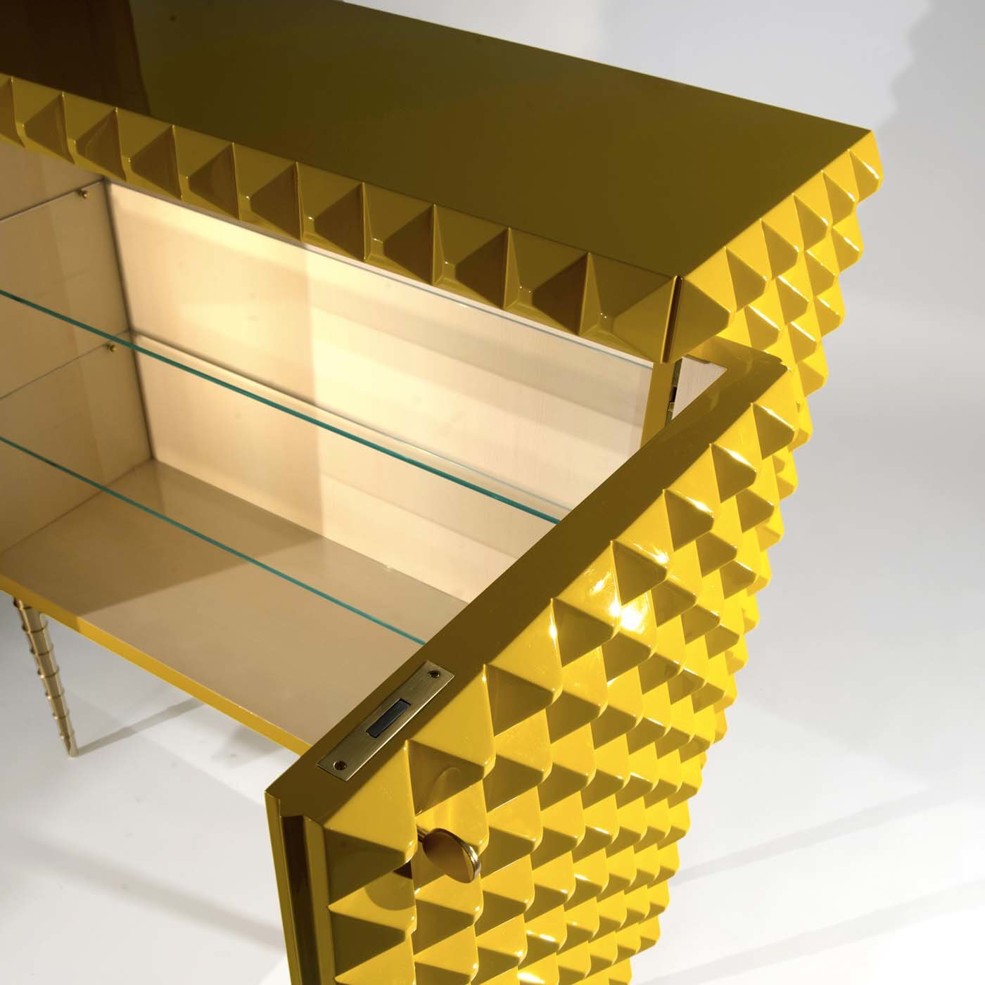 1940 Yellow Lacquered Cabinet by Paolo Buffa - Alternative view 4