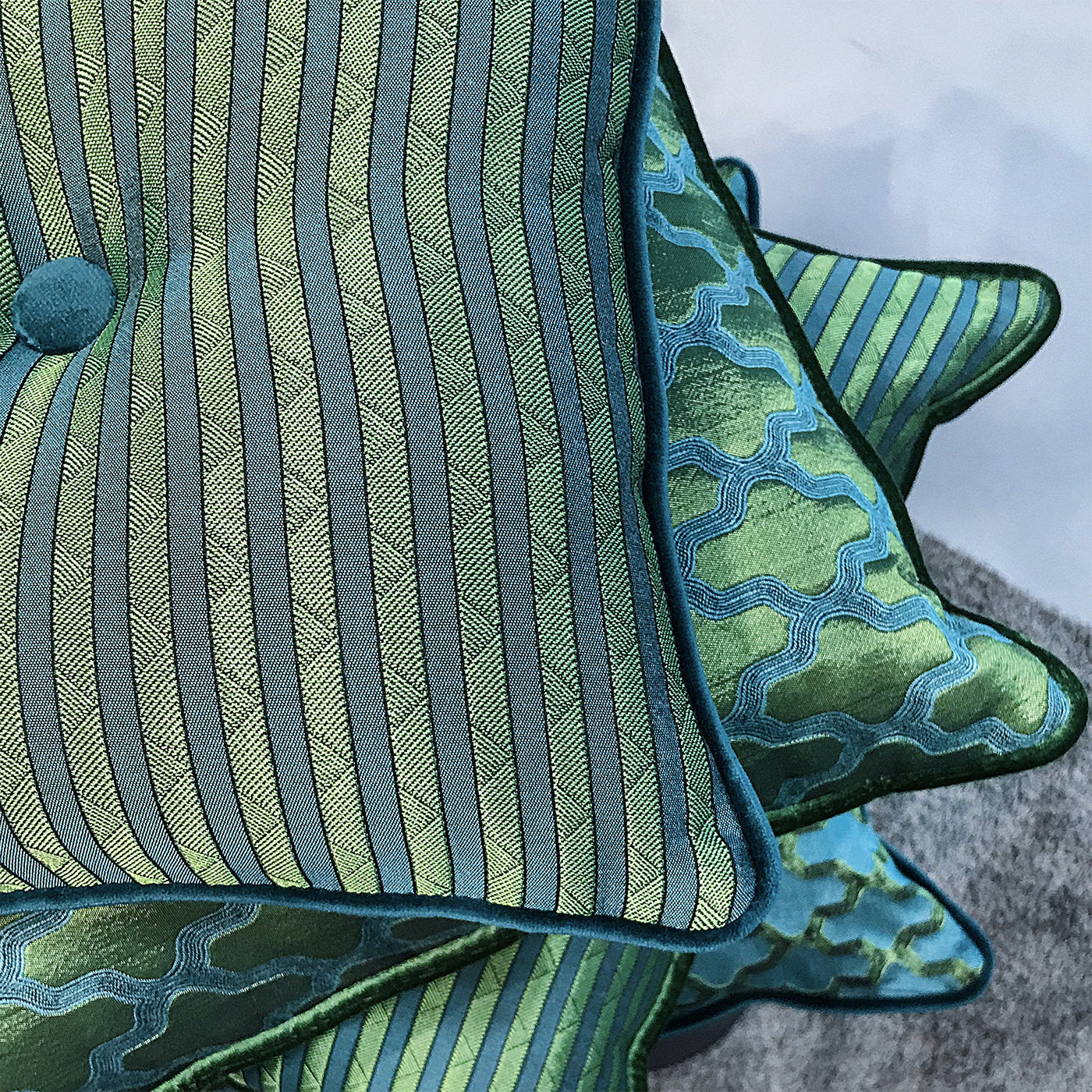 Emerald Carré Cushion in striped jacquard fabric and silk velvet - Alternative view 3