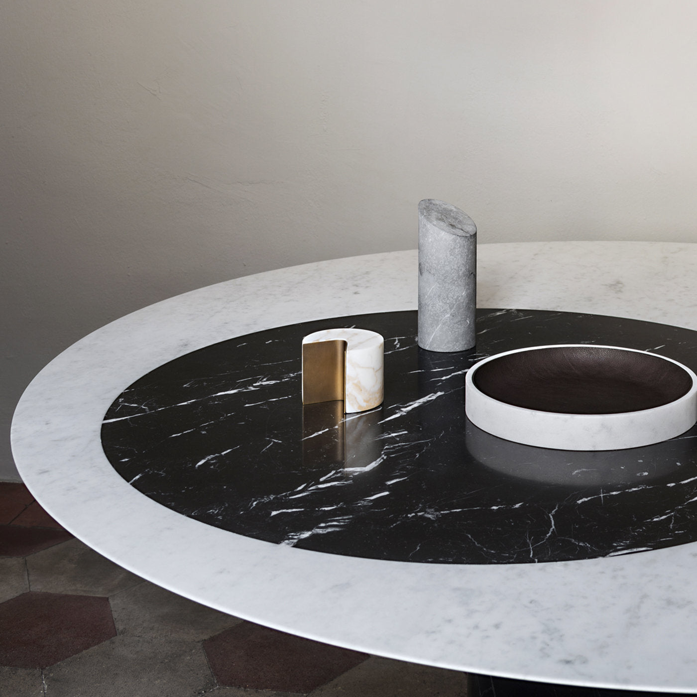 Proiezioni Round Black and White Marble Dining Table #1 by Elisa Ossino - Alternative view 2